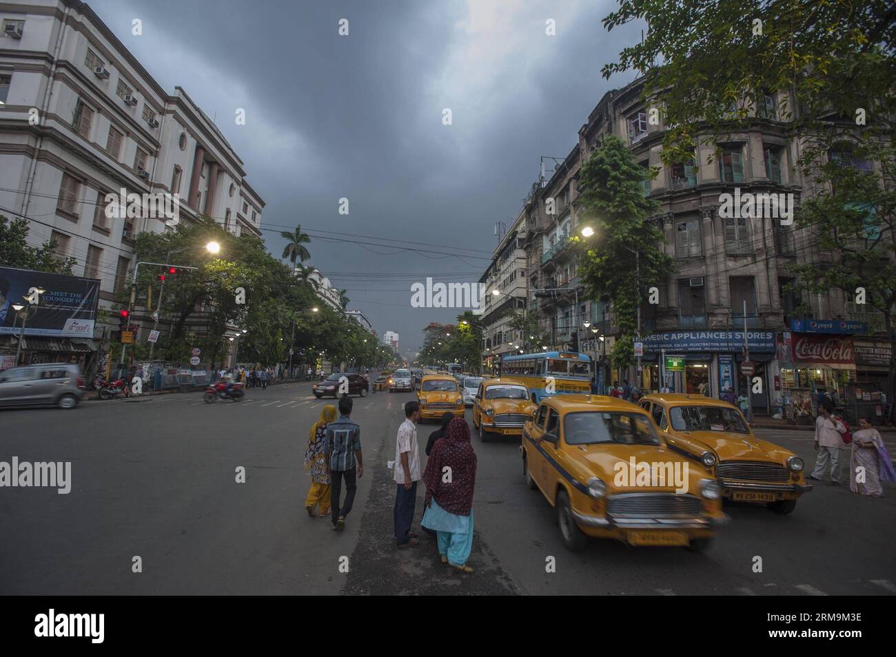 CALCUTTA, 26. Mai 2014 - gelbe Botschaftertaxis fahren durch die Straße in Calcutta, Hauptstadt des ostindischen Bundesstaates West Bengalen, 26. Mai 2014. Obwohl das Botschaftertaxi die Krone des besten Taxis der Welt durch die populäre Fernsehshow Top Gear der BBC auf 2013 gewonnen hat, hat Hindustan Motors die Produktion des Botschafters in seiner Uttarpara-Fabrik in Westbengalen wegen schwacher Nachfrage und fehlender Mittel eingestellt. (Xinhua/Tumpa Mondal) INDIA-CALCUTTA-AMBASSADOR TAXIS PUBLICATIONxNOTxINxCHN Calcutta Mai 26 2014 Gelbfarbige Botschafter Taxis fahren durch die Straße in Calcutta Hauptstadt des Ostens Stockfoto