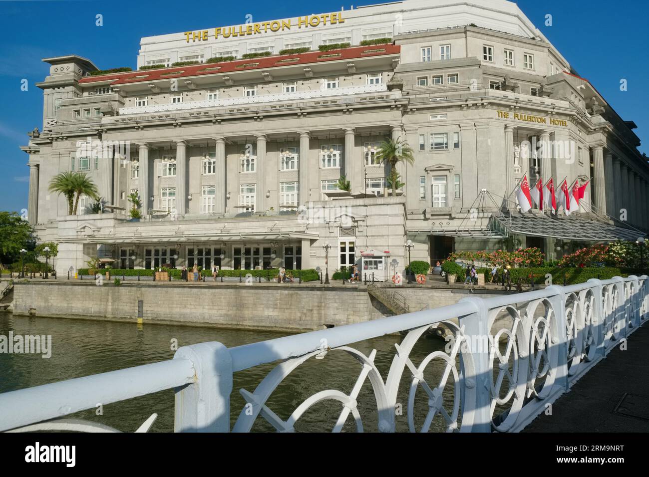 Blick von der Cavanagh Fußgängerbrücke über den Singapore Rivver zur Rückseite des Fullerton Hotels, einem Gebäude aus der Kolonialzeit in Singapur Stockfoto