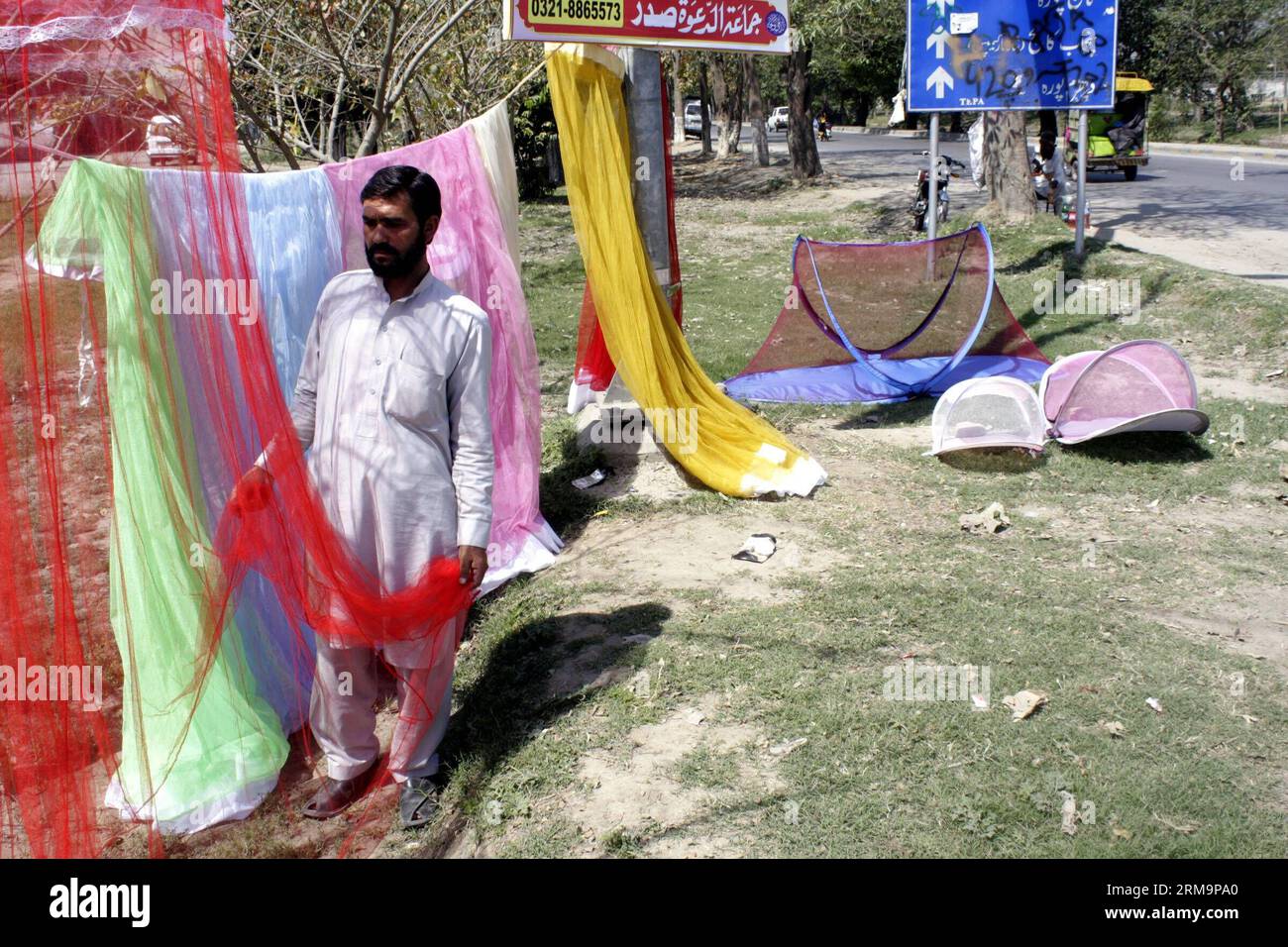 (140529) -- LAHORE, 29. Mai 2014 (Xinhua) -- Ein pakistanischer Händler organisiert Moskitonetze, um Kunden in Lahore, Ostpakistan, anzulocken, 29. Mai 2014. Medizinische Experten haben pakistanischen Bürgern geraten, besondere Präventivmaßnahmen zu ergreifen, um sie vor der Übertragung des Dengue-Virus zu schützen. (Xinhua/Jamil Ahmed) PAKISTAN-LAHORE-DENGUE PUBLICATIONxNOTxINxCHN LAHORE Mai 29 2014 XINHUA ein pakistanischer Händler arrangiert Moskitonetze, um Kunden in LAHORE Ostpakistan anzuziehen Mai 29 2014 medizinische Experten haben pakistanischen Bürgern geraten, besondere Präventivmaßnahmen zu ergreifen, um SIE vor der Mitnahme von Dengue Vir zu schützen Stockfoto