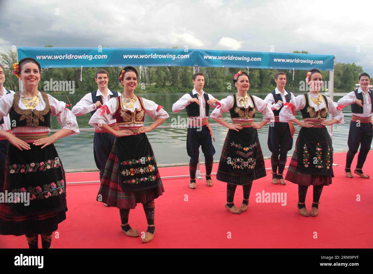 BELGRAD, (Xinhua) – Tänzerinnen und Tänzer führen serbischen Volkstanz bei der Eröffnungszeremonie der Europameisterschaften im Rudern 2014 am Ada-Ciganlija-See in Belgrad am 29. Mai 2014 auf. Die Rudereuropameisterschaften finden vom 30. Mai bis 1. Juni statt. (Xinhua/Wang Hui) (SP)SERBIEN-BELGRAD-EUROPAMEISTERSCHAFTEN im RUDERSPORT PUBLICATIONxNOTxINxCHN Belgrade XINHUA Tänzerinnen führen serbischen Volkstanz BEI der Eröffnungszeremonie der Europameisterschaften 2014 AM Ada-Ciganlija-See in Belgrad AM 29 2014. Mai AUF. die Europameisterschaften werden vom 30. Mai bis 1. Juni Held XINHUA Wang Hui SP Serbien Belgrad sein Stockfoto