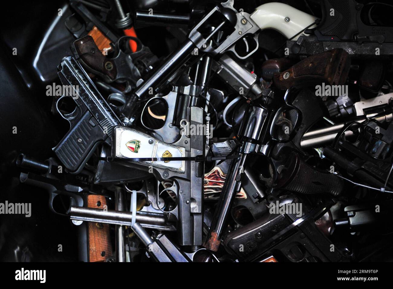 Übergebene Handfeuerwaffen werden beim Waffenrückkauf in Los Angeles, USA, am 31. Mai 2014 ausgestellt. Die Leute können ihre Schusswaffen an vier Orten in Los Angles gegen Geschenkgutscheine für Supermärkte eintauschen. Das City Wide Gun Buyback Program fand erstmals 2009 in Los Angles statt und wurde vom Bürgermeisteramt für Gangreduktion und Jugendentwicklung (GRYD) abgehalten, um die Anzahl der Geschütze auf den Straßen zu reduzieren. Mehr als 12.000 Geschütze wurden in den letzten fünf Jahren zurückgekauft und ausgestorben. (Xinhua/Zhang Chaoqun) (zjl) US-LOS ANGELES-GUN-RÜCKKAUFPROGRAMM PUBLICATIONxNOTxINxCHN gab Handg ab Stockfoto