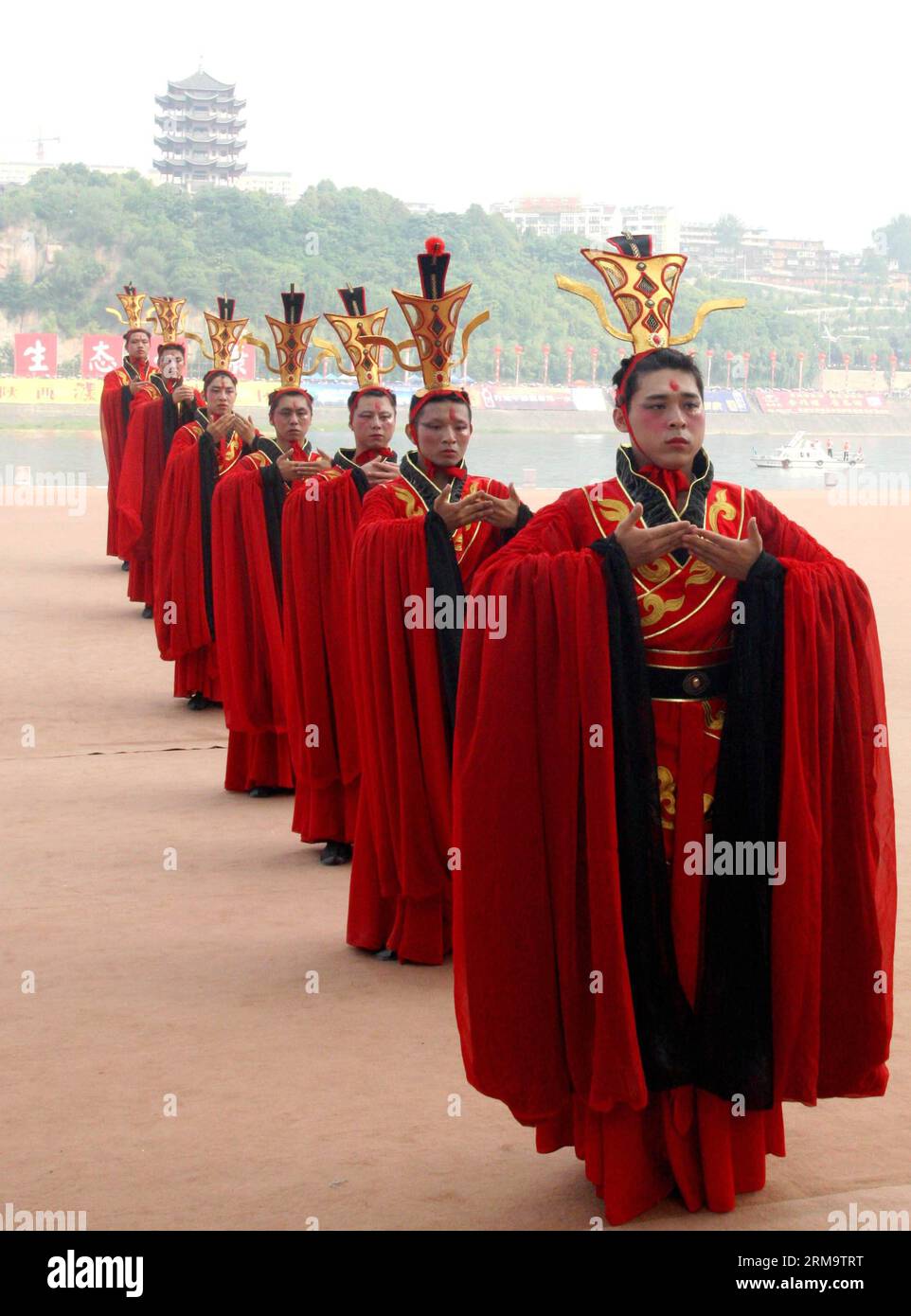 Die Menschen ehren Qu Yuan, einen patriotischen Dichter, der im 3. Jahrhundert v. Chr. während des Dragon Boat Festivals in Ankang, Provinz Shaanxi im Nordwesten Chinas, am 2. Juni 2014 starb. Das Dragon Boat Festival, auch bekannt als Duanwu, wird jährlich am fünften Tag des fünften Monats des chinesischen Mondkalenders gefeiert, der in diesem Jahr am 2. Juni stattfindet. Zu den typischen Festlichkeiten gehören das Abhalten von Drachenbootrennen und das Essen von Zongzi, einem klebrigen Reisknödel, der in indocalamus-Blätter gehüllt ist. Diese Praktiken werden vermutlich zum Gedenken an Qu Yuan (ca. 340 v. Chr. - 278 v. Chr.), ein patriotisches poe, durchgeführt Stockfoto