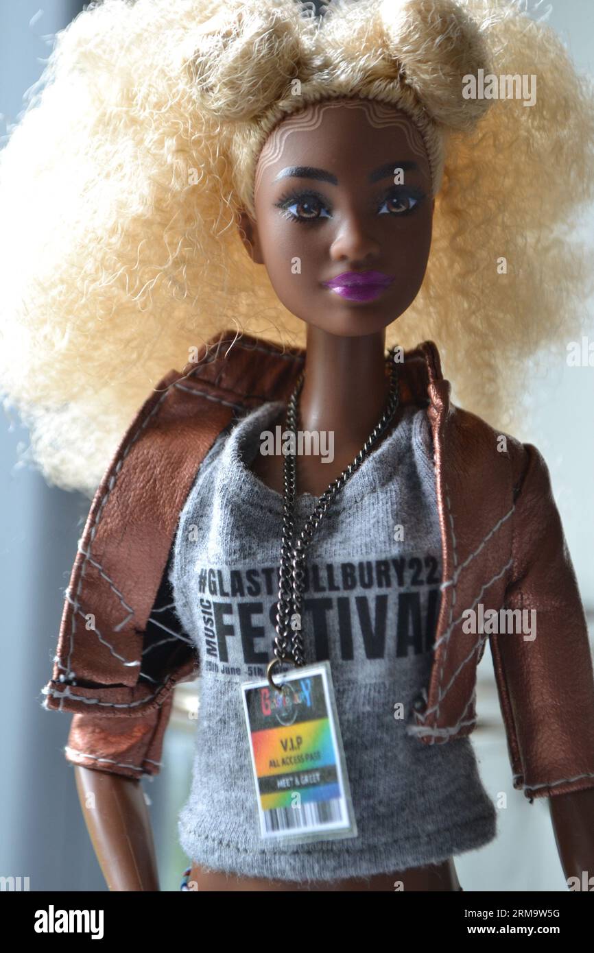 Wunderschöne schwarze Barbie-Puppe, die für ein Online-Glastdollbury-Festival gekleidet ist. Stockfoto