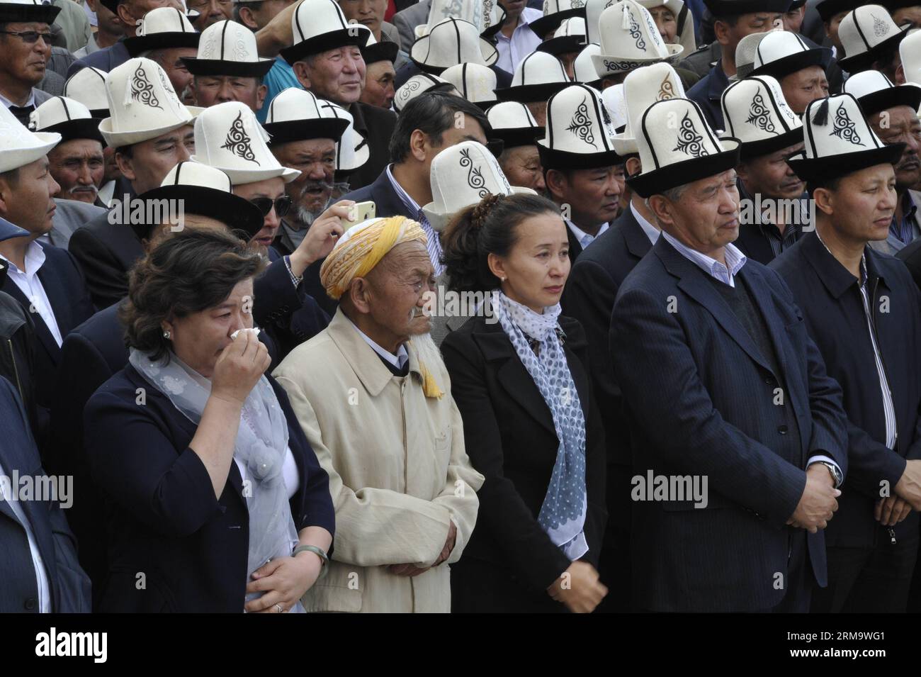 (140603) -- AKQI COUNTY, 3. Juni 2014 (Xinhua) -- Anwohner trauern um den verstorbenen kirgisischen Epos-Sänger Jusup Mamay während einer öffentlichen Gedenkfeier im Akqi County, Nordwestchinas Autonome Region Xinjiang Uygur, 2. Juni 2014. Jusup Mamay, ein Meistersänger des kirgisischen Epos Manas, starb am 1. Juni 2014 im Alter von 97 Jahren. Manas gehört zu den längsten Epochen der Welt und erzählt die Legenden des kirgisischen Helden Manas und seiner sieben Nachkommen in mehr als 230.000 Zeilen. Manas-Sänger, auch bekannt als Manaschis, werden von den Kirgisischen wegen ihres guten Gedächtnisses und ihrer Erzählfähigkeiten hoch geschätzt. (Xinhua/ Stockfoto