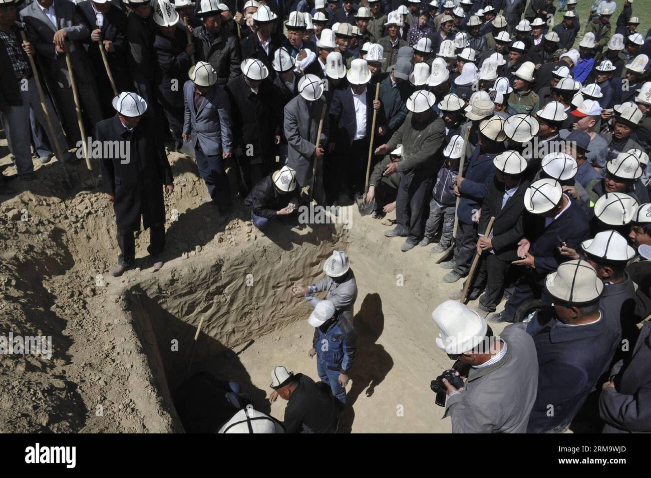 (140603) -- AKQI COUNTY, 3. Juni 2014 (Xinhua) -- Anwohner nehmen an der Beerdigung des verstorbenen kirgisischen Epic-Sängers Jusup Mamay in seinem Geburtsort in der Karabulak Township von Akqi County, nordwestchinesische Autonome Region Xinjiang Uygur, 2. Juni 2014, Teil. Jusup Mamay, ein Meistersänger des kirgisischen Epos Manas, starb am 1. Juni 2014 im Alter von 97 Jahren. Manas gehört zu den längsten Epochen der Welt und erzählt die Legenden des kirgisischen Helden Manas und seiner sieben Nachkommen in mehr als 230.000 Zeilen. Manas-Sänger, auch bekannt als Manaschis, werden von den Kirgisischen wegen ihres guten Gedächtnisses und ihrer Narratis hoch geschätzt Stockfoto