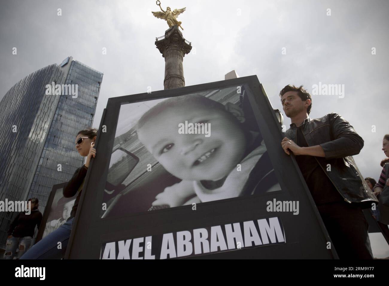 (140606) -- MEXIKO-STADT, 5. Juni 2014 (Xinhua) -- Menschen halten ein Foto eines Opfers des Feuers in der ABC-Kinderkrippe während einer Kundgebung in Mexiko-Stadt, Hauptstadt von Mexiko, 5. Juni 2014. Die Bewohner nehmen an einer Kundgebung zum 5. Jahrestag des Brandes in der ABC-Kinderkrippe in Sonora, Mexiko, Teil, bei der 49 Kinder starben. (Xinhua/Alejandro Ayala) (zhf) MEXIKO-MEXIKO-STADT-GESELLSCHAFT-RALLYE PUBLICATIONxNOTxINxCHN Mexiko-Stadt 5. Juni 2014 XINHUA Prominente Halten Sie ein Foto eines Opfers des Feuers in der ABC Kinderstube während einer Rallye in Mexiko-Stadt Hauptstadt von Mexiko 5. Juni 2014 Einwohner nehmen an einer Rallye Teil Stockfoto