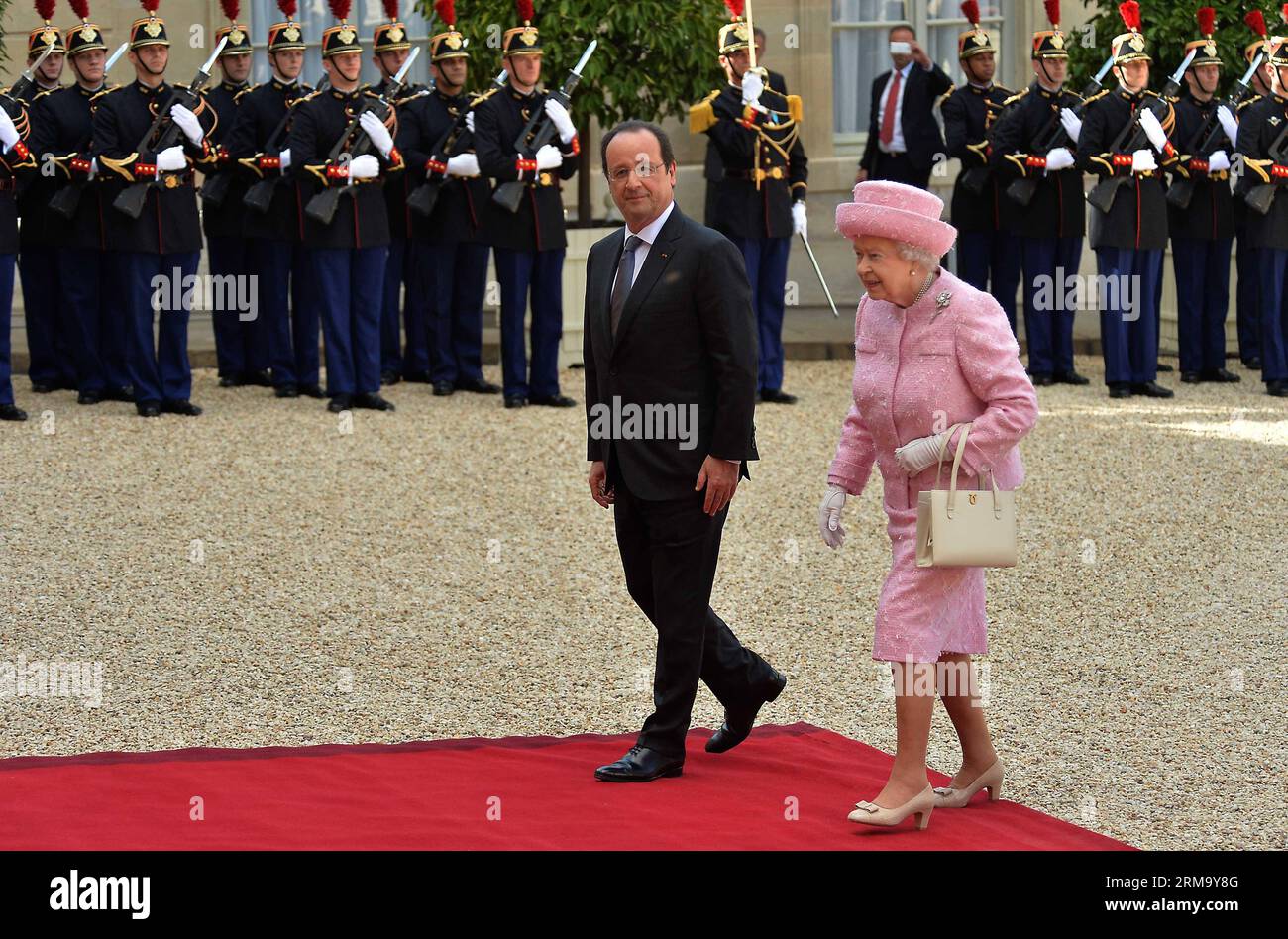 (140605) -- PARIS, 5. Juni 2014 (Xinhua) -- britische Königin Elizabeth II. (R) und französischer Präsident Francois Hollande gehen zum Elysee-Palast in Paris, 5. Juni 2014. Die britische Königin Elizabeth II. Begab sich am Donnerstag zu einem dreitägigen Staatsbesuch in Frankreich, um den 70. Jahrestag der Landung in der Normandie während des Zweiten Weltkriegs zu feiern, teilte Buckingham Palace mit. (Xinhua/Chen Xiaowei) FRANCE-PARIS-UK-QUEEN-VISIT PUBLICATIONxNOTxINxCHN Paris 5. Juni 2014 XINHUA britische Königin Elizabeth II r und französischer Präsident Francois Hollande gehen zum Eintritt in den Elysee-Palast in Paris 5. Juni 2014 britische Königin Elizabeth Stockfoto