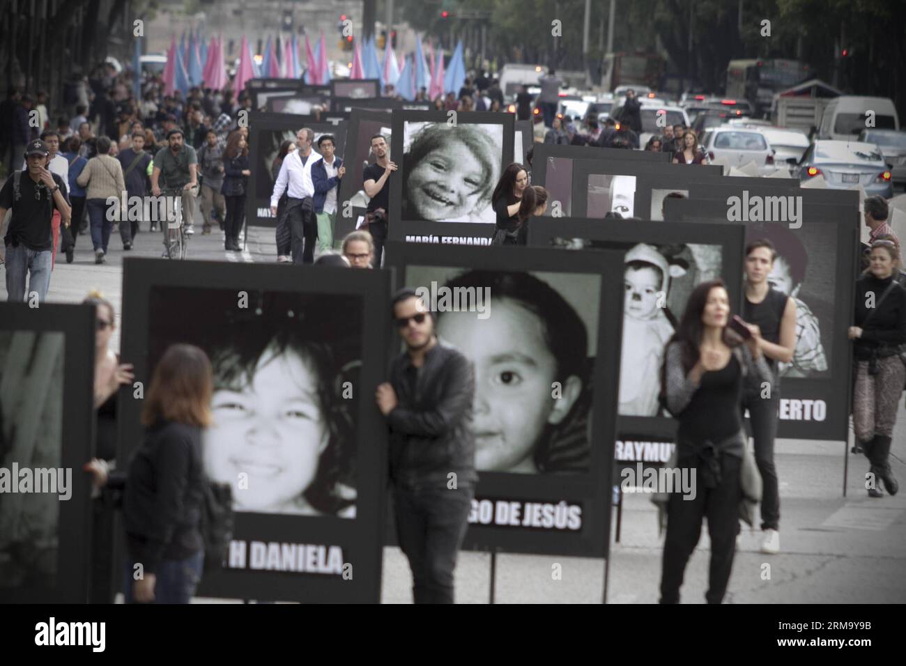 (140606) -- MEXIKO-STADT, 5. Juni 2014 (Xinhua) -- Menschen halten Fotos von Opfern des Feuers in der ABC-Kinderkrippe während einer Kundgebung in Mexiko-Stadt, Hauptstadt von Mexiko, 5. Juni 2014. Die Bewohner nehmen an einer Kundgebung zum 5. Jahrestag des Brandes in der ABC-Kinderkrippe in Sonora, Mexiko, Teil, bei der 49 Kinder starben. (Xinhua/Alejandro Ayala) (zhf) MEXIKO-MEXIKO-STADT-GESELLSCHAFT-RALLYE PUBLICATIONxNOTxINxCHN Mexiko-Stadt 5. Juni 2014 XINHUA Prominente Halten Fotos von Opfern des Feuers in der ABC Kinderkrippe während einer Rallye in Mexiko-Stadt Hauptstadt von Mexiko 5. Juni 2014 Einwohner nehmen an einer Rallye zu Stockfoto