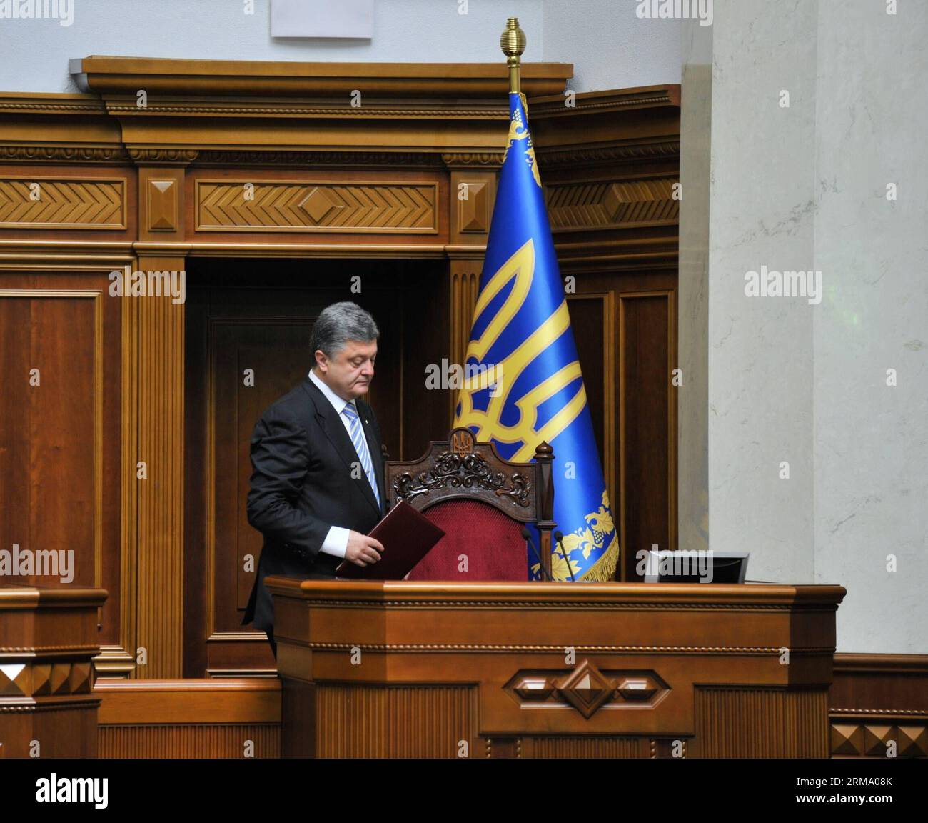 (140607) -- KIEW, 7. Juni 2014 (Xinhua) -- der ukrainische Präsident Petro Poroschenko bereitet sich auf seine Einweihungszeremonie in Kiew, Ukraine, am 7. Juni 2014 vor. Petro Poroschenko wurde am Samstag bei einer Einweihungszeremonie in Kiew als fünfter ukrainischer Präsident vereidigt. (Xinhua/Ukrainian Presidential Office/Pool) (dzl) UKRAINE-KIEW-PRÄSIDENT-EINWEIHUNGSZEREMONIE PUBLICATIONxNOTxINxCHN Kiew 7. Juni 2014 XINHUA der ukrainische Präsident Petro Poroschenko bereitet sich auf seine EINWEIHUNGSZEREMONIE in Kiew Ukraine 7. Juni 2014 Petro Poroschenko was ist AM Samstag als fünfter ukrainischer Präsident zu tun Stockfoto