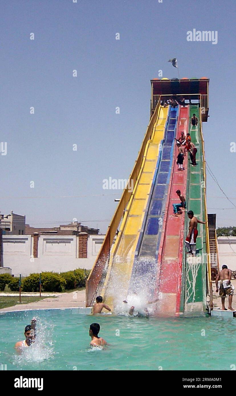 (140608) -- PESHAWAR, 8. Juni 2014 (Xinhua) -- Menschen schwimmen in einem Pool, um sich während eines heißen Tages im nordwestlichen pakistanischen Peshawar am 8. Juni 2014 abzukühlen. (Xinhua/Ahmad Sidique)(bxq) PAKISTAN-PESHAWAR-WETTER PUBLICATIONxNOTxINxCHN Peshawar 8. Juni 2014 XINHUA-Prominente schwimmen in einem Pool, um sich während eines heißen Tages im Nordwesten Pakistans S Peshawar AM 8. Juni 2014 XINHUA Ahmad Pakistan Peshawar Weather PUBLICATIONxNOTxCHN abzukühlen Stockfoto