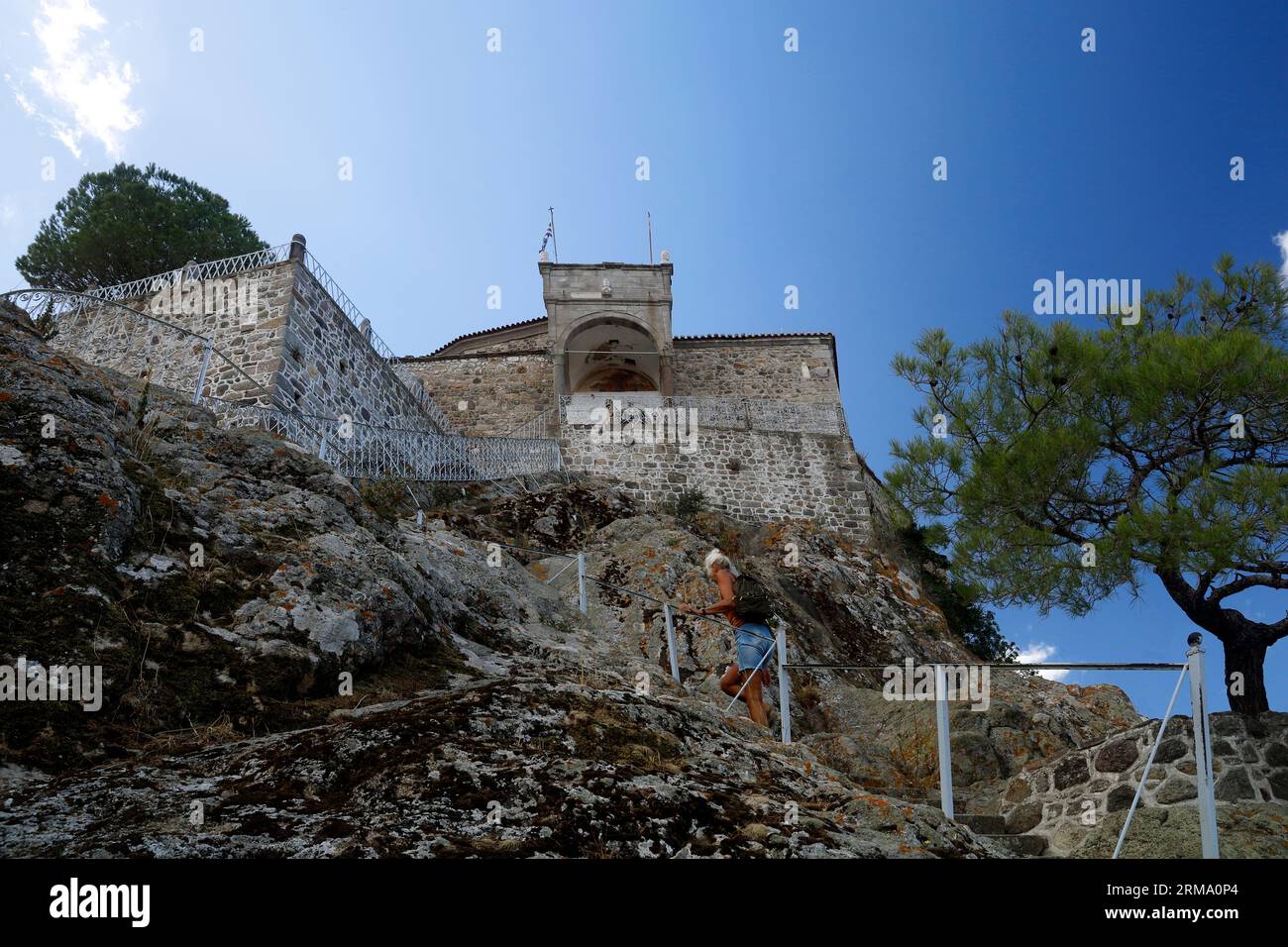 Glykfylousa Panagia. Die Kirche Our Lady of the Sweet Kiss auf hohem Felsen. Blick auf Petra und Lesbos. Stockfoto