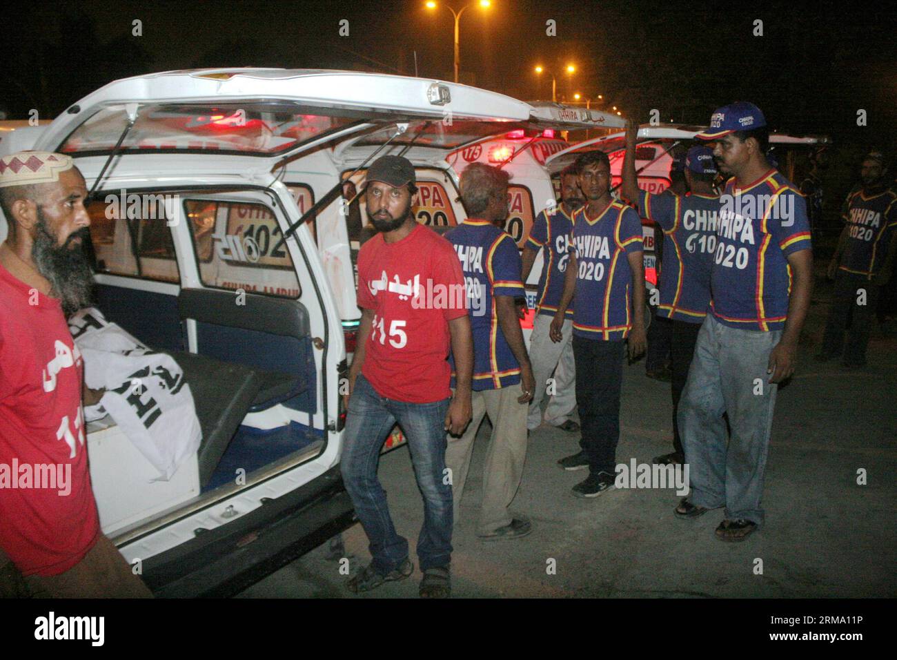 (140609) -- KARACHI, 9. Juni 2014 (Xinhua) -- Krankenwagen mit Verletzten und Leichen kommen am 9. Juni 2014 in einem Krankenhaus in Karachi im Süden Pakistans an. Die pakistanischen Taliban behaupteten am Montagmorgen die Verantwortung für den Angriff auf den internationalen Flughafen Jinnah in Pakistans südlicher Hafenstadt Karachi am späten Sonntagabend, bei dem 19 Menschen getötet und 23 andere verletzt wurden, berichteten lokale Medien. (Xinhua/Masroor) PAKISTAN-KARACHI-AIRPORT-ATTACK PUBLICATIONxNOTxINxCHN Karachi 9. Juni 2014 XINHUA Krankenwagen mit verletzten Prominenten und Leichen kommen IN einem Krankenhaus in Karachi Southern P an Stockfoto