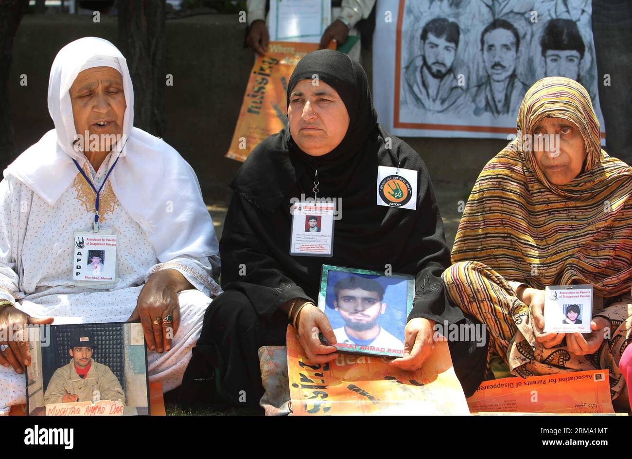 (140610) -- SRINAGAR, 10. Juni 2014 (Xinhua) -- Verwandte verschwundener kashmirischer Jugendlicher nehmen an einem Protest in Srinagar Teil, Sommerhauptstadt des von Indien kontrollierten Kaschmirs, 10. Juni 2014. Die Familien von Kaschmiri verschwundenen Jugendlichen organisierten einen Protest und forderten die Regierung auf, den Verbleib verschwundener Jugendlicher zu erklären. Nach Angaben der APDP (Association of Parents of Disverschwanden Persons) sind seit 1989 mehr als 8.000 Menschen in der widerspenstigen Region zwangsverschollen. (Xinhua/Javed dar) KASHMIR-SRINAGAR-PROTEST-PUBLICATIONxNOTxINxCHN Srinagar 10. Juni 2014 XINHUA-Verwandte Stockfoto