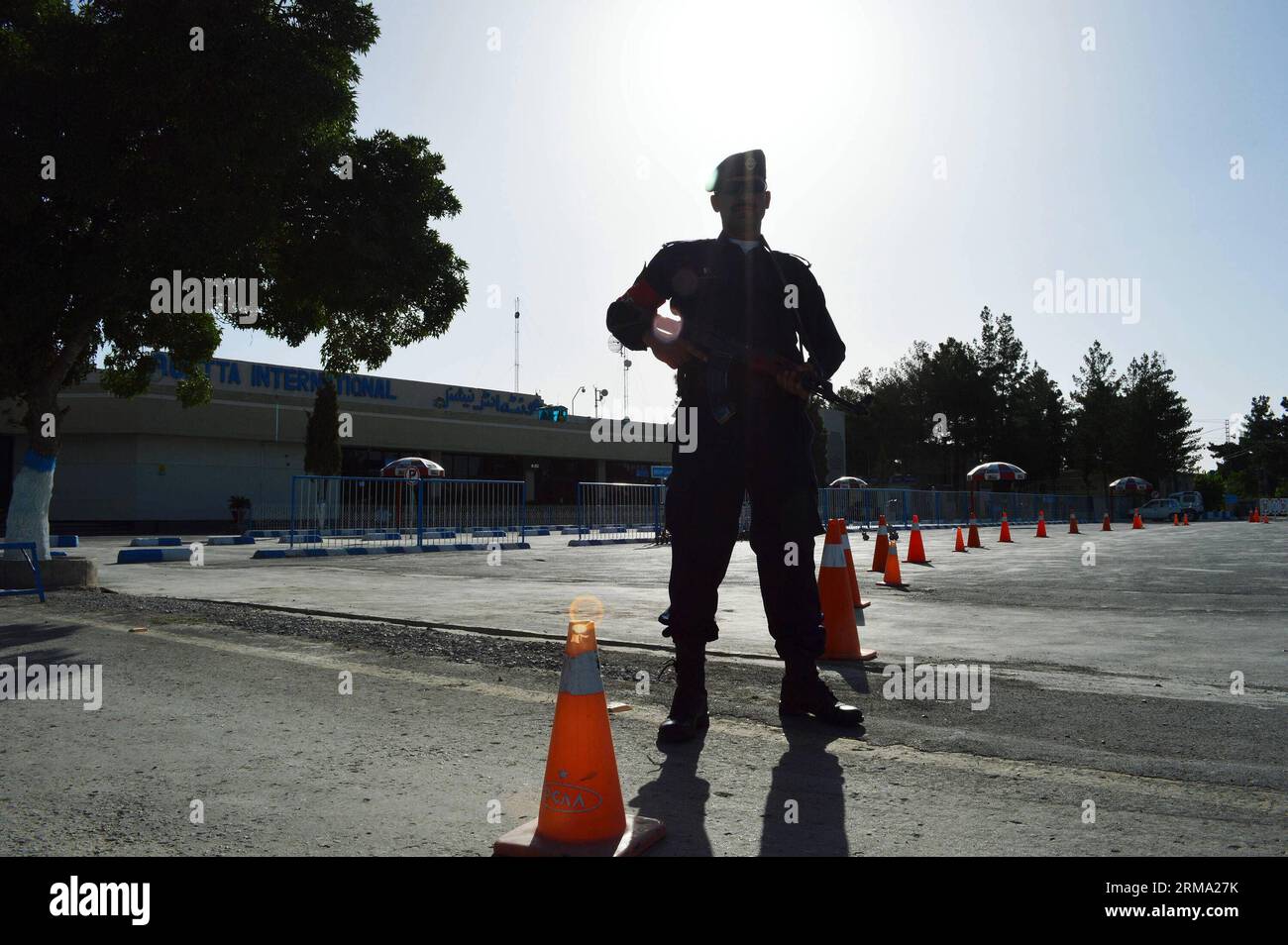 (140611) -- QUETTA, June 11, 2014 (Xinhua) -- A security official stands guard outside an airport in southwest Pakistan s Quetta on June 11, 2014, due to the security high alert after attack on Karachi Airport. At least 38 people including 10 militants were killed in attack on Karachi Jinnah International Airport on late Sunday night. (Xinhua/Irfan) (lyi) PAKISTAN-QUETTA-AIRPORT-SECURITY PUBLICATIONxNOTxINxCHN Quetta June 11 2014 XINHUA a Security Official stands Guard outside to Airport in Southwest Pakistan S Quetta ON June 11 2014 Due to The Security High Alert After Attack ON Karachi Air Stockfoto