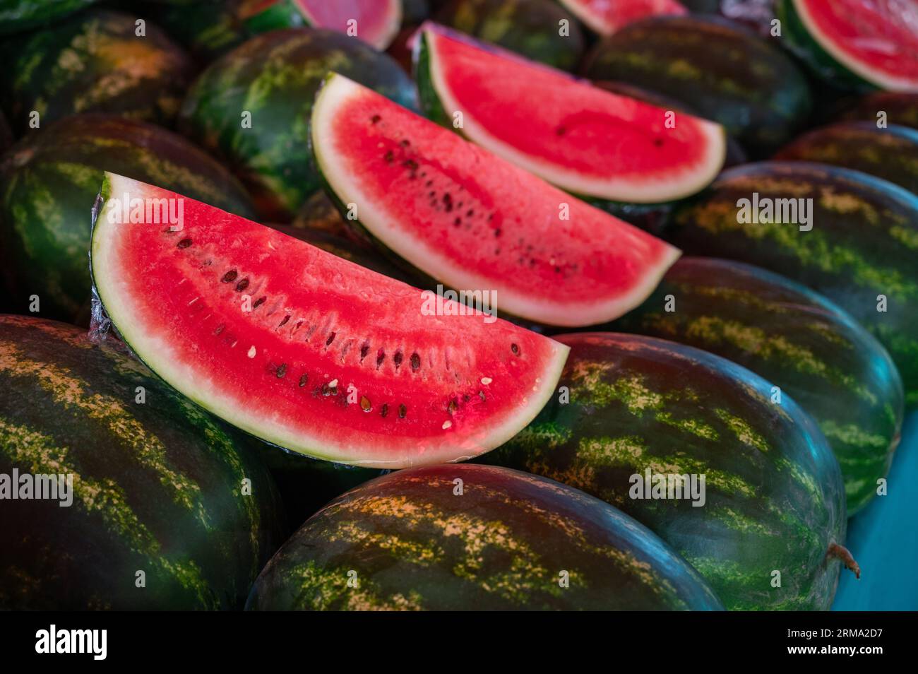 Verkauf frischer Wassermelonen auf dem traditionellen türkischen Bauernmarkt, eine Theke gefüllt mit frischem Obst Stockfoto