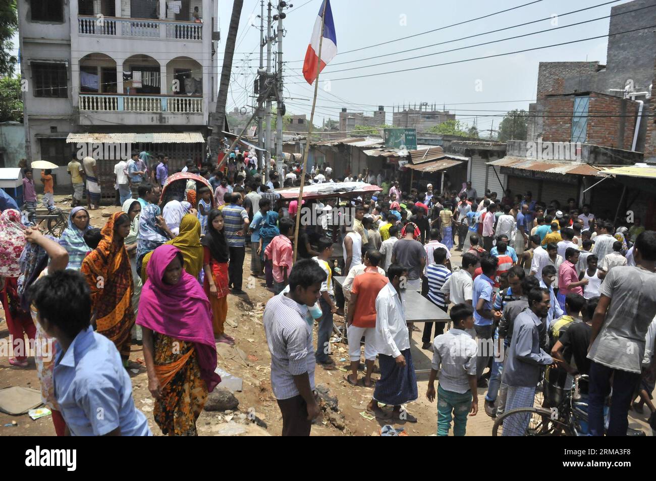 (140614) -- DHAKA, 14. Juni 2014 (Xinhua) -- die Einheimischen beobachten einen Zusammenstoß in einem Flüchtlingslager in Dhaka, Bangladesch, 14. Juni 2014. Mindestens neun Menschen, darunter drei Kinder und zwei Frauen, wurden bei einem verheerenden Brand während einer Reihe gewalttätiger und chaotischer Zusammenstöße in einem Flüchtlingslager von Biharis oder gestrandeten Pakistanis in Bangladeschs Hauptstadt Dhaka am Samstagmorgen verbrannt. (Xinhua/Shariful Islam) BANGLADESCH-DHAKA-FIRE-REFUGEE PUBLICATIONxNOTxINxCHN DHAKA 14. Juni 2014 lokale Prominente VON XINHUA beobachten einen Zusammenstoß IN einem Flüchtlingslager in Dhaka Bangladesch 14. Juni 2014 mindestens neun Prominente sind dabei Stockfoto