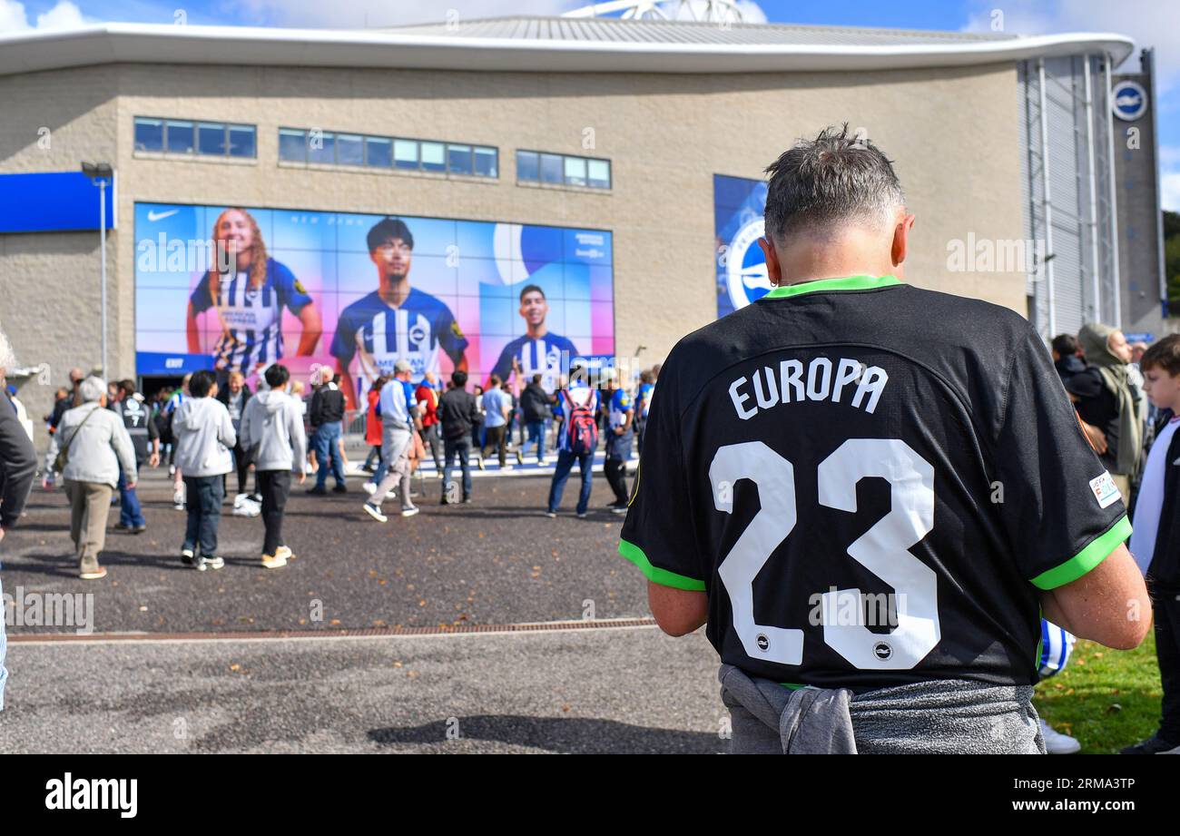 Die Fans kommen für das Premier League-Spiel zwischen Brighton und Hove Albion und West Ham United im American Express Stadium, Brighton, UK, am 26. August 2023 an. Foto Simon Dack / Tele-Bilder nur zur redaktionellen Verwendung. Kein Merchandising. Für Football Images gelten die FA- und Premier League-Einschränkungen, einschließlich keine Nutzung des Internets/Mobilgeräts ohne FAPL-Lizenz. Für weitere Informationen wenden Sie sich bitte an Football Dataco Stockfoto