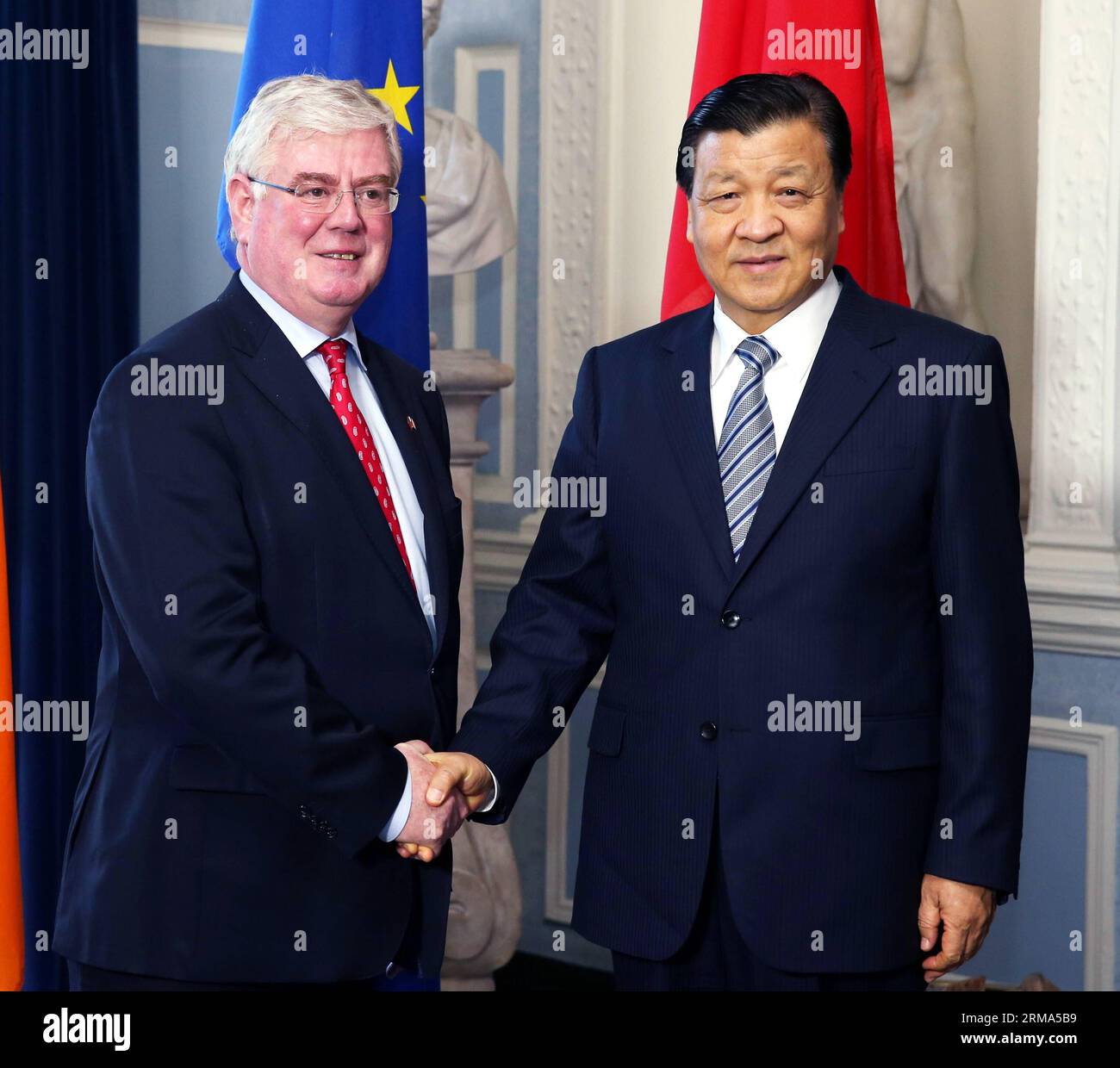 (140617) -- DUBLIN, 16. Juni 2014 (Xinhua) -- Liu Yunshan (R), Mitglied des Ständigen Ausschusses des Politbüros des Zentralkomitees der Kommunistischen Partei Chinas, trifft sich am 16. Juni 2014 in Dublin, der Hauptstadt Irlands, mit dem irischen Vizepremierminister Eamon Gilmore. (Xinhua/Yao Dawei) (lfj) IRLAND-DUBLIN-LIU YUNSHAN-IRISH DEPUTE PM-MEETING PUBLICATIONxNOTxINxCHN Dublin 16. Juni 2014 XINHUA Liu Yunshan r Mitglied des Thing Committee des Politischen Büros des Zentralkomitees der Kommunistischen Partei Chinas trifft sich mit dem irischen stellvertretenden Premierminister Eamon Gilmore in Dublin, Kalifornien Stockfoto