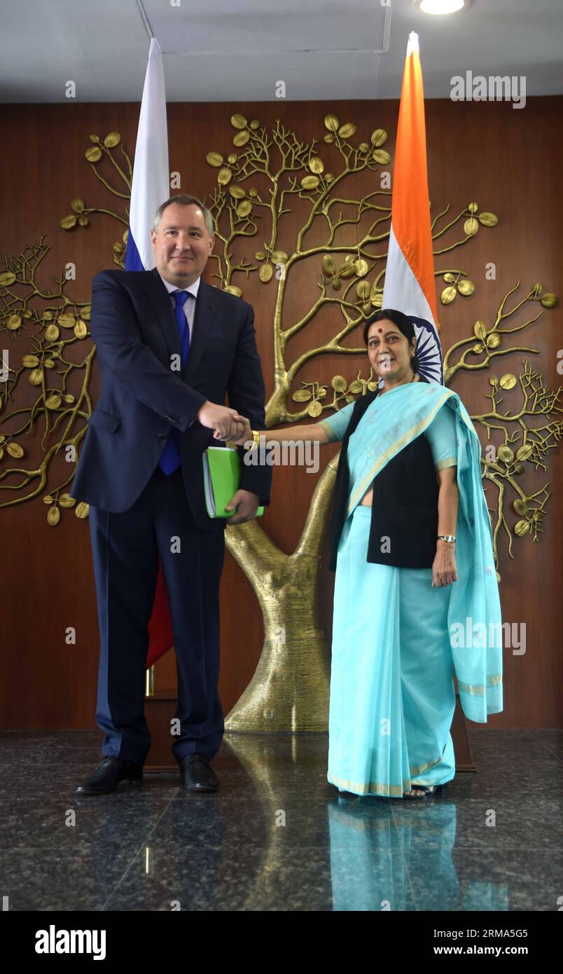 (140618) -- NEU-DELHI, 18. Juni 2014 (Xinhua) -- die indische Außenministerin Sushma Swaraj (R) gibt dem russischen Stellvertretenden Ministerpräsidenten Dmitry Rogozin in Neu-Delhi, Indien, am 18. Juni die Hand. 2014.(Xinhua/Partha Sarkar)(zhf) INDIEN-NEU-DELHI-RUSSLAND-BESUCH PUBLICATIONxNOTxINxCHN Neu-Delhi 18. Juni 2014 XINHUA indische Außenminister Sushma Swaraj r reist mit Besuch der stellvertretenden russischen Ministerpräsidenten Dmitri Rogozin in Neu-Delhi Indien 18. Juni 2014 XINHUA Partha Sarkar Indien Neu-TschatxDelhi Besuchen Sie NTschixDelhi-Delhi-NTschixDelhi Stockfoto