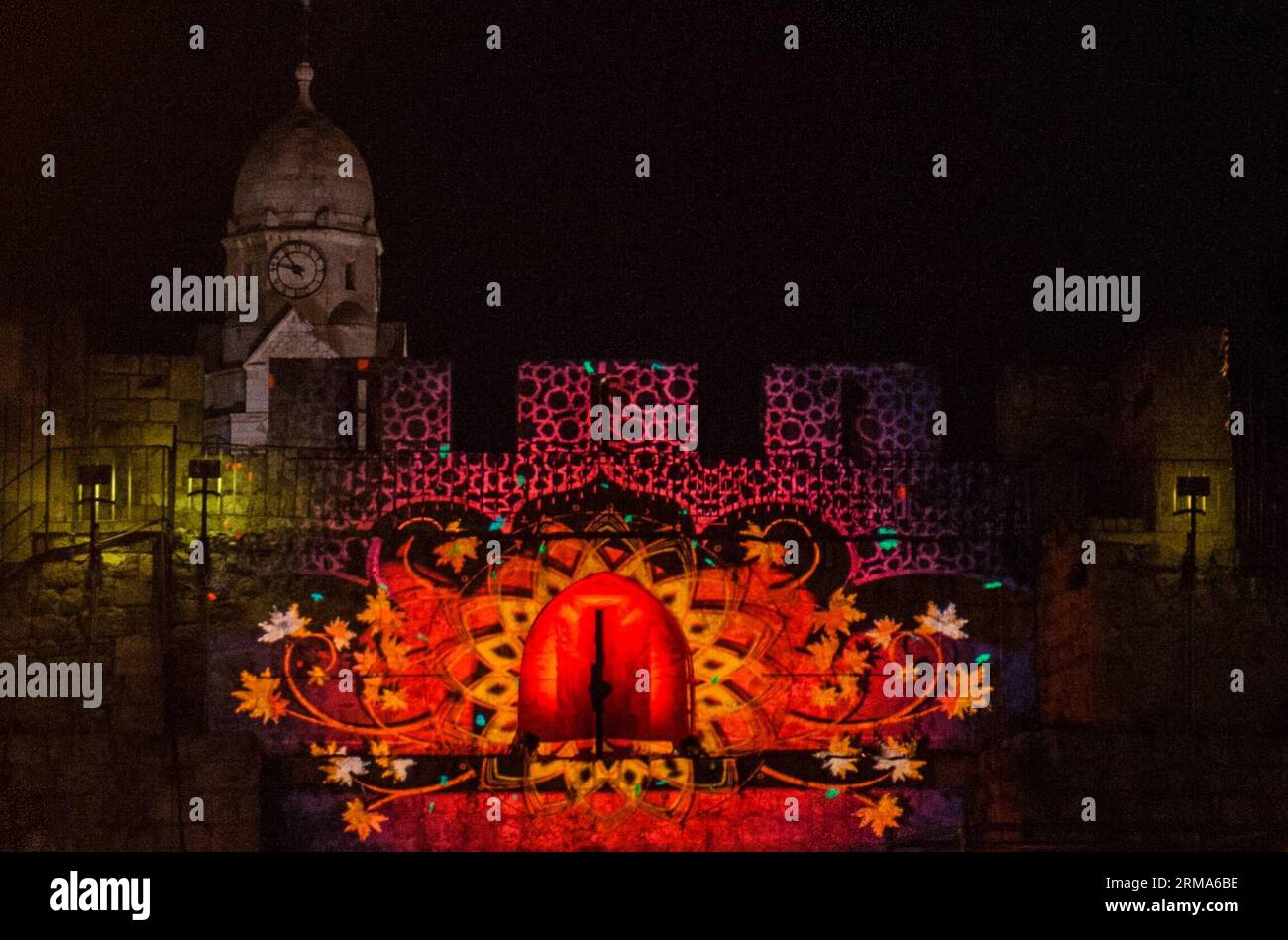 Eine audiovisuelle Show, die auf die Mauer des Armenischen Patriarchats St. projiziert wird, wird am 19. Juni 2014 im Armenischen Viertel in der Altstadt von Jerusalem gesehen. Das sechste Jerusalem Festival des Lichts ist am Donnerstag nach einer neuntägigen Präsentation von Beleuchtungsarbeiten, Lichtshows, dreidimensionalen künstlerischen Darstellungen und riesigen Videoprojektionen auf den Gebäuden der Altstadt und auf den Stadtmauern der Altstadt auf vier geführten Routen geschlossen. (Xinhua/Li Rui) MIDEAST-JERUSALEM-ALTSTADT-DAS 6. JERUSALEM FESTIVAL DES LICHTS PUBLICATIONxNOTxINxCHN zu zeigen projiziert AUF DIE Mauer des Patriarchats St. IST Seen IM Viertel IM alten C Stockfoto