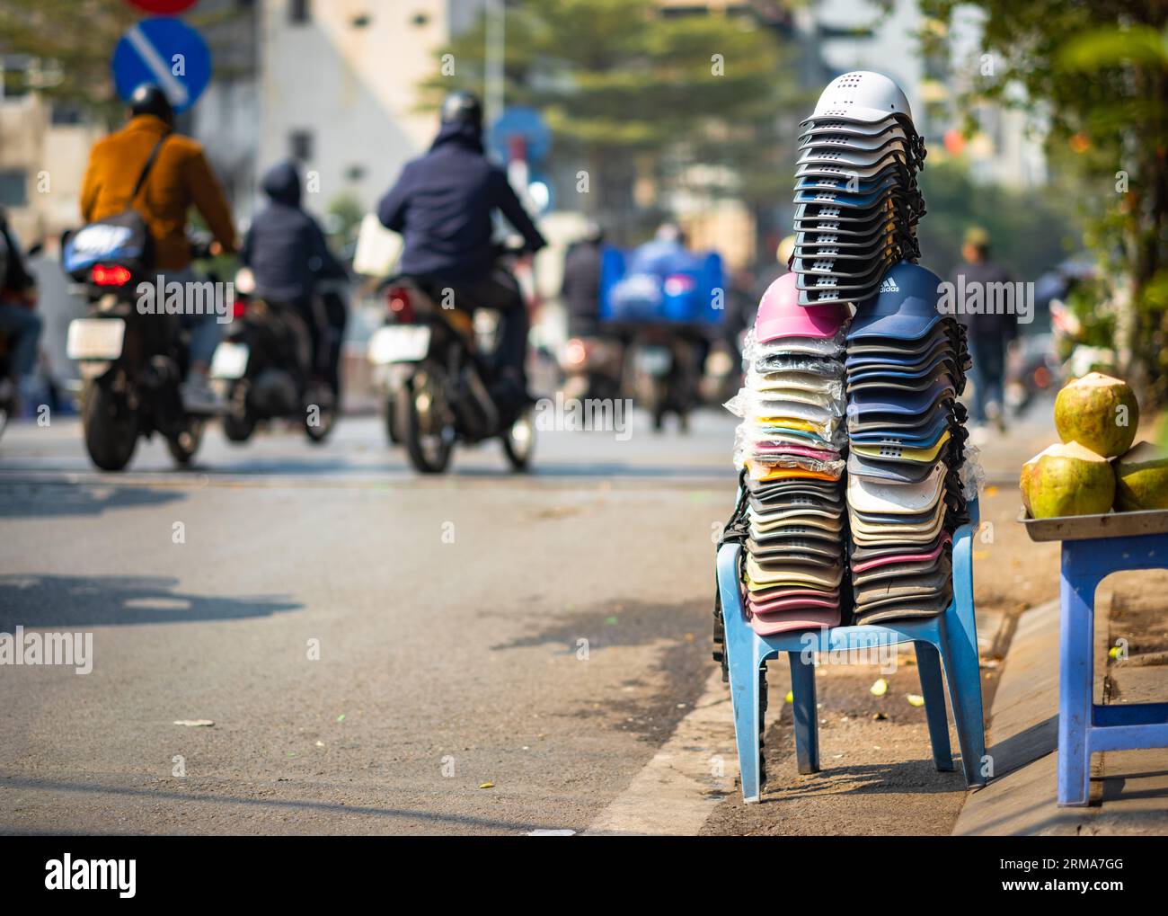 Stapel billiger Motorradrouten zum Verkauf am Straßenrand in der Kham Thien Street in Hanoi, Vietnam. Stockfoto