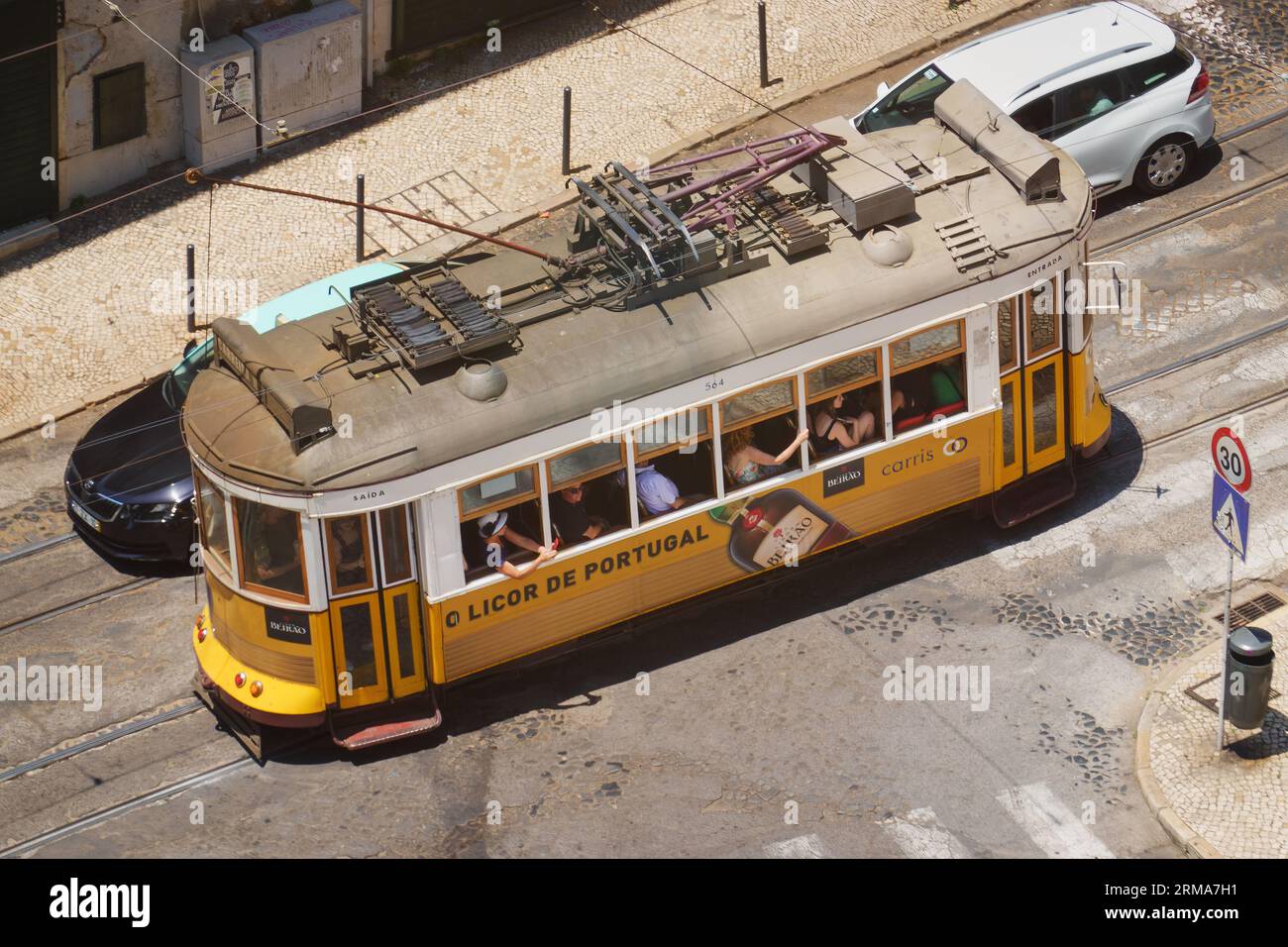 Die berühmte gelbe Straßenbahn von Lissabon. Beliebte Straßenbahnlinie im historischen Zentrum von Lissabon, Portugal. Draufsicht von oben. Stockfoto