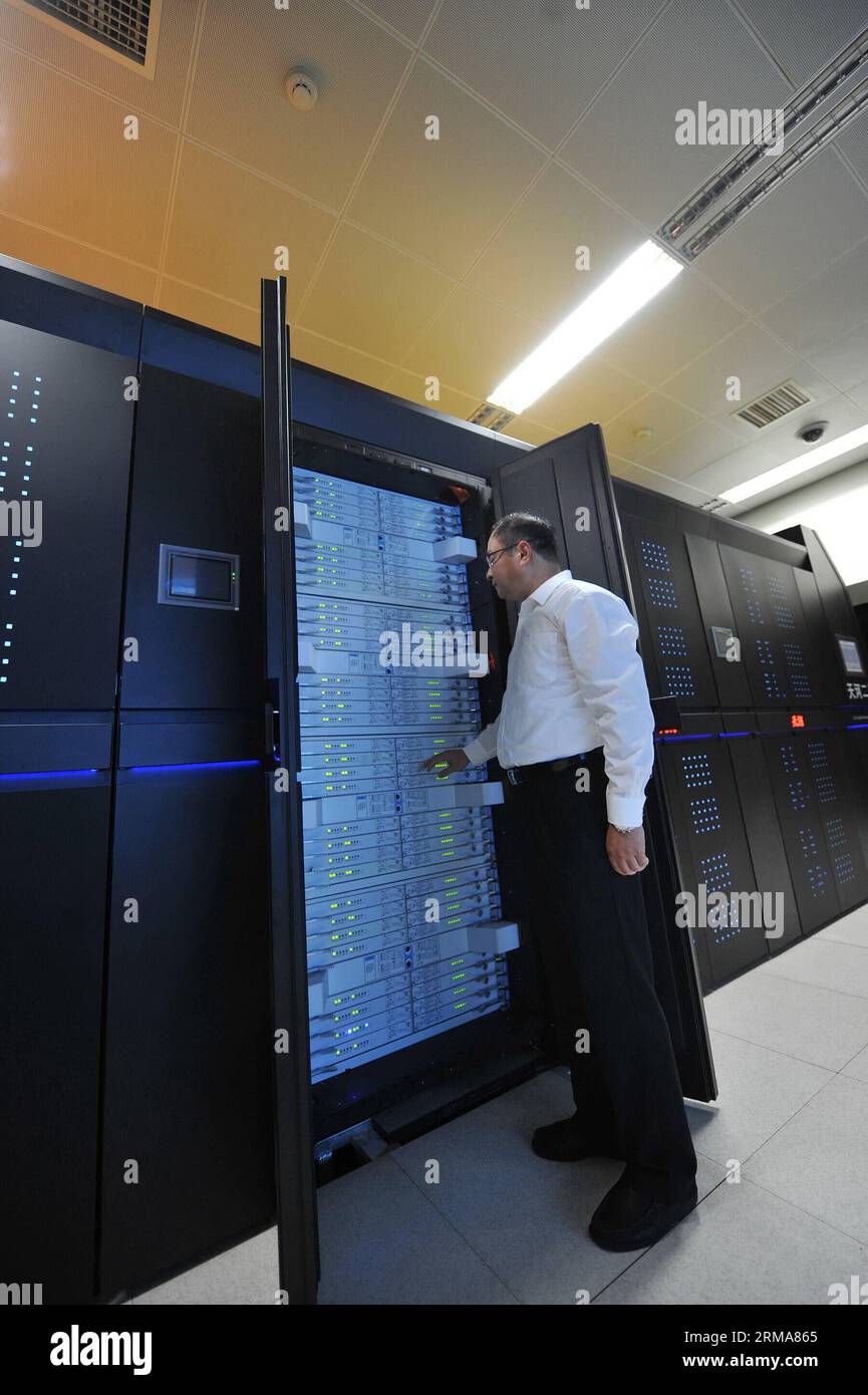CHANGSHA (Xinhua) - Foto vom 16. Juni 2013 zeigt den Supercomputer Tianhe-2, der von der chinesischen Nationalen Universität für Verteidigungstechnik in Changsha, der Hauptstadt der zentralchinesischen Provinz Hunan, entwickelt wurde. Tianhe-2, was auf Chinesisch „Milchstraße 2“ bedeutet, bleibt laut einer halbjährlichen Top500-Liste von Supercomputern, die am 23. Juni 2014 veröffentlicht wurde, der weltweit leistungsstärkste Computer. Es ist das dritte Mal, dass Tianhe-2 an der Spitze der Liste steht. (Xinhua/Long Hongtao) (ry) CHINA-CHANGSHA-TIANHE-2-SUPERCOMPUTER (CN) PUBLICATIONxNOTxINxCHN Changsha XINHUA Foto aufgenommen AM 16. Juni 2013 zeigt die Tianhe 2 Supercomputer Dev Stockfoto