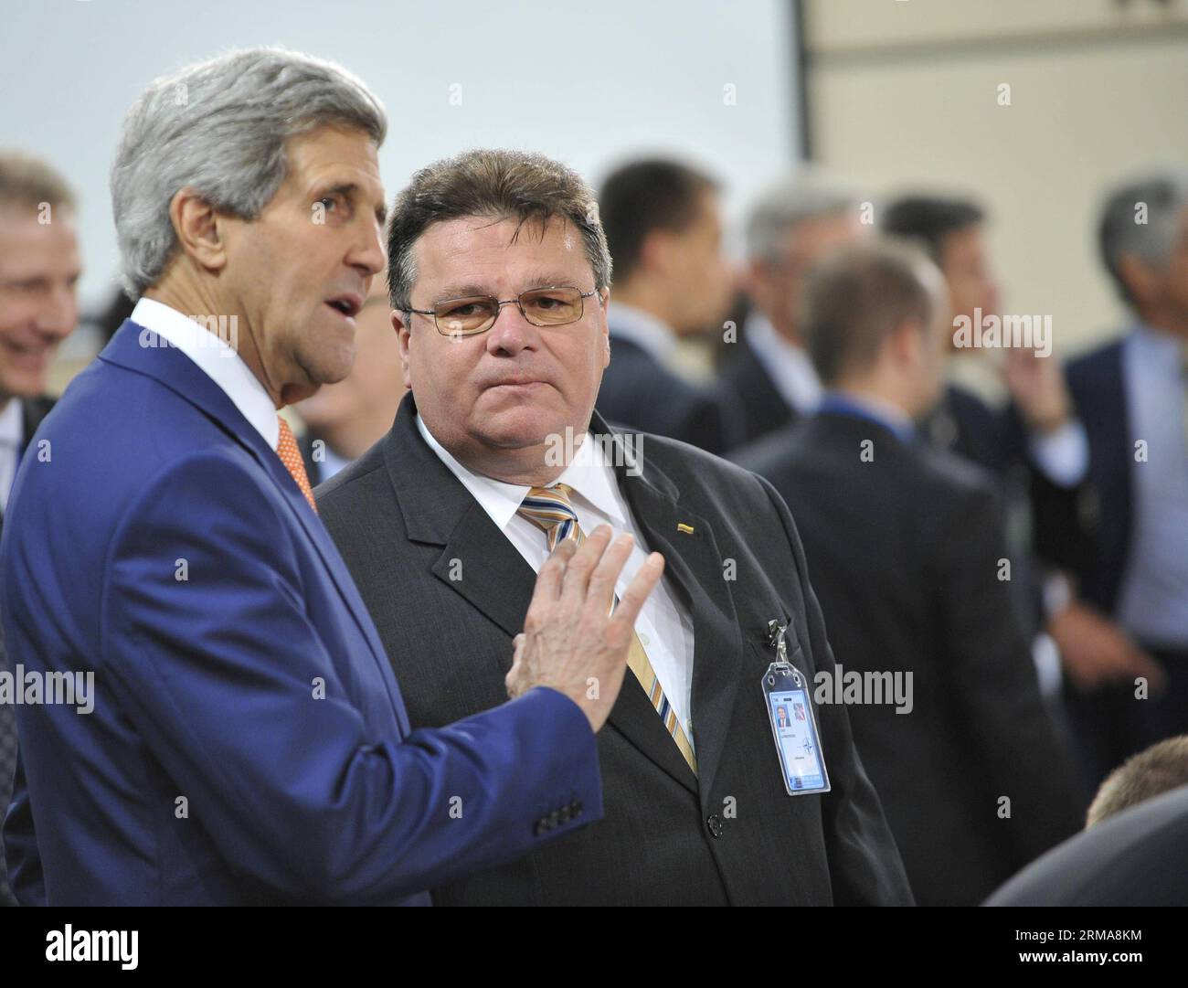 (140625) -- BRÜSSEL, 25. Juni 2014 (Xinhua) -- der litauische Außenminister Linas Linkevicius (R) spricht mit US-Außenminister John Kerry (L) zu Beginn der NATO-Außenministertreffen am 25. Juni 2014 in Brüssel, der Hauptstadt von Brüssel. (Xinhua/YE Pingfan) BELGIEN-BRÜSSEL-NATO-FM-TREFFEN PUBLICATIONxNOTxINxCHN Brüssel Juni 25 2014 XINHUA litauische Außenminister Linas Linkevicius r Gespräche mit US-Außenminister John Kerry l ZU Beginn der NATO-AUSSENMINISTERTREFFEN AM Sitz in Brüssel-Hauptstadt Juni 25 2014 Stockfoto