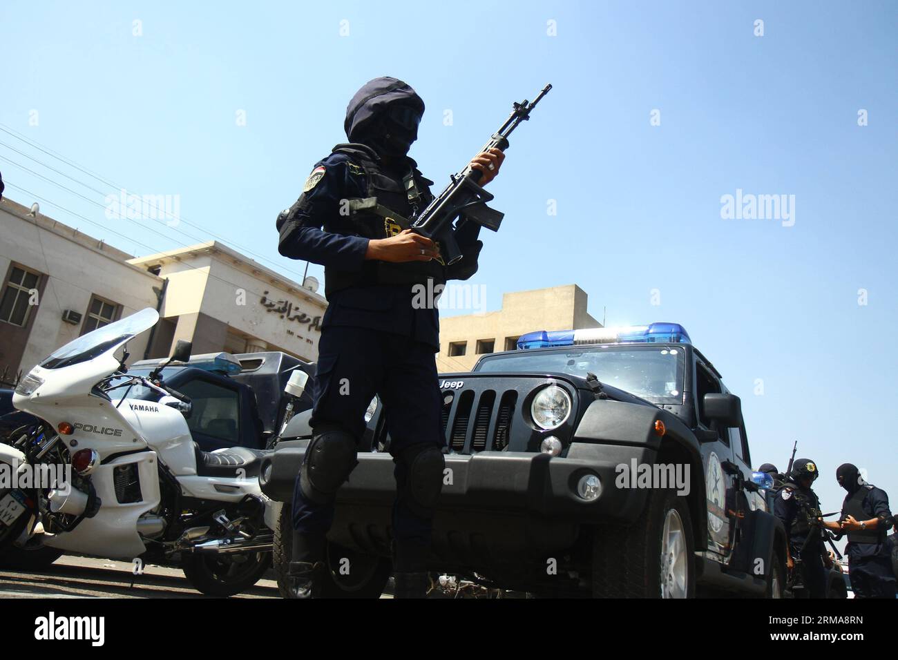 (140625) -- KAIRO, 25. Juni 2014 (Xinhua) -- ägyptische Polizisten stehen am Ort einer Bombenexplosion vor dem Heliopolis Court im ägyptischen Heliopolis-Viertel Kairo, 25. Juni 2014, wachsam. Seit dem Sturz des islamistischen Präsidenten Mohamed Mursi ist eine Welle militanter Angriffe und Explosionen gegen Sicherheitspersonal und öffentliche Institutionen hauptsächlich auf der widerspenstigen Sinai-Halbinsel gestiegen. Aber in letzter Zeit haben sich die Angriffe in die Hauptstadt und die Delta-Städte eingeschlichen. (xinhua/Ahmed Gomaa) (djj) ÄGYPTEN-KAIRO-BOMBENANSCHLAG PUBLICATIONxNOTxINxCHN Kairo Juni 25 2014 XINHUA Ägyptische Polizisten stehen IN der S in Wachsamkeit Stockfoto