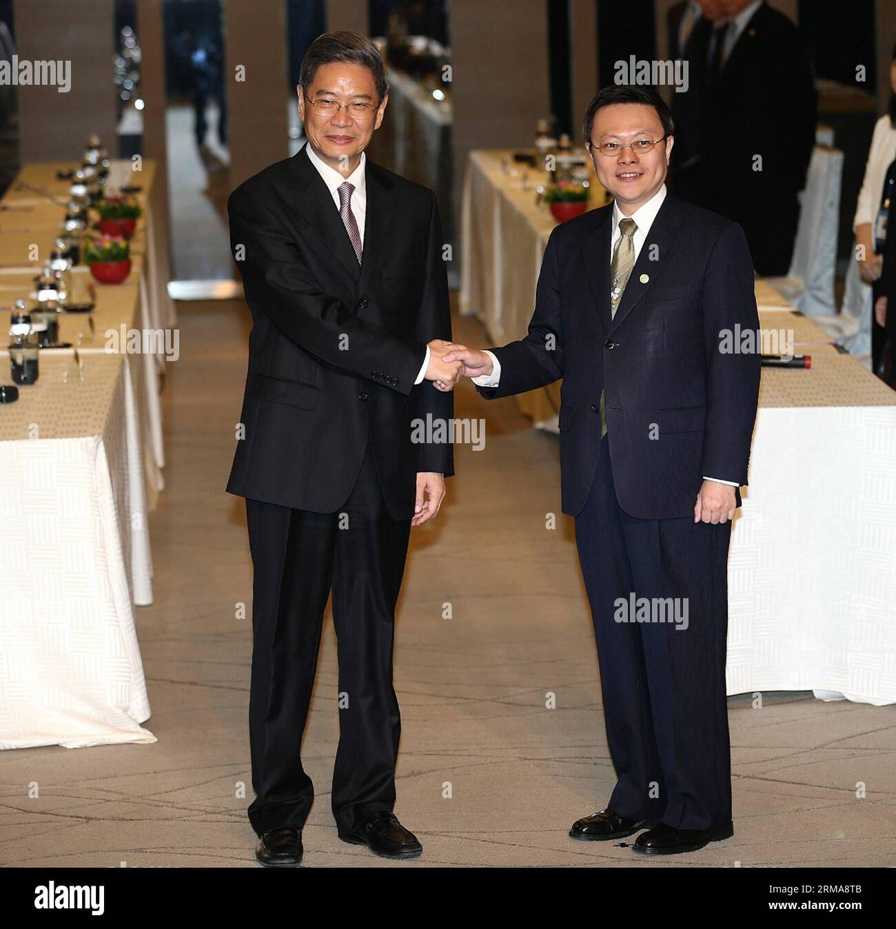 (140625) -- TAIPEI, 25. Juni 2014 (Xinhua) -- Zhang Zhijun (L), Direktor des Taiwan Affairs Office des chinesischen Staatsrats, trifft sich mit Taiwans Festlandchef Wang Yu-Chi in Taipeh, Südostchinas Taiwan, am 25. Juni 2014. Es war ihr zweites Treffen in diesem Jahr. Wang besuchte das Festland im Februar. (Xinhua/Wang Shen) (ry) FOCUS CHINA-TAIPEI-ZHANG ZHIJUN-MEETING (CN) PUBLICATIONxNOTxINxCHN TAIPEI Juni 25 2014 XINHUA Zhang Zhijun l Direktor des Büros für TAIWAN-Angelegenheiten des Staatsrats China S trifft mit dem Leiter der TAIWANESISCHEN Festlandangelegenheiten Wang Yu Chi in Taipei Südostchina S TAIW zusammen Stockfoto