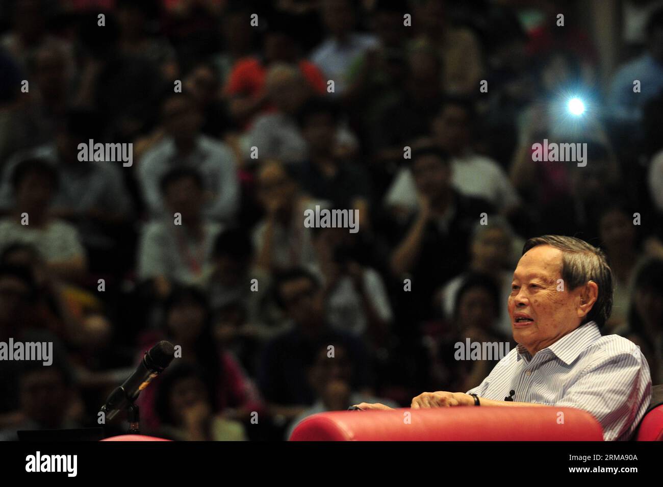 (140625) -- SINGAPUR, 25. Juni 2014 (Xinhua) -- Nobelpreisträger Professor Yang Zhenning nimmt am 25. Juni 2014 an der Nanyang Technological University in Singapur Teil. Professor Yang Zhenning hielt eine Rede über meine Erfahrungen im Bereich Lernen und Forschung während des Vortrags, der am Mittwoch vom Institut für Vorausstudien der Nanyang Technological University veranstaltet wurde. (Xinhua/Then Chih Wey) (djj) SINGAPUR-NOBELPREISTRÄGER PUBLICATIONxNOTxINxCHN Singapur juni 25 2014 XINHUA-Nobelpreisträger Professor Yang Zhenning nimmt AM Juni an dem Vortrag in der Singapore S Nanyang Technological University Teil Stockfoto