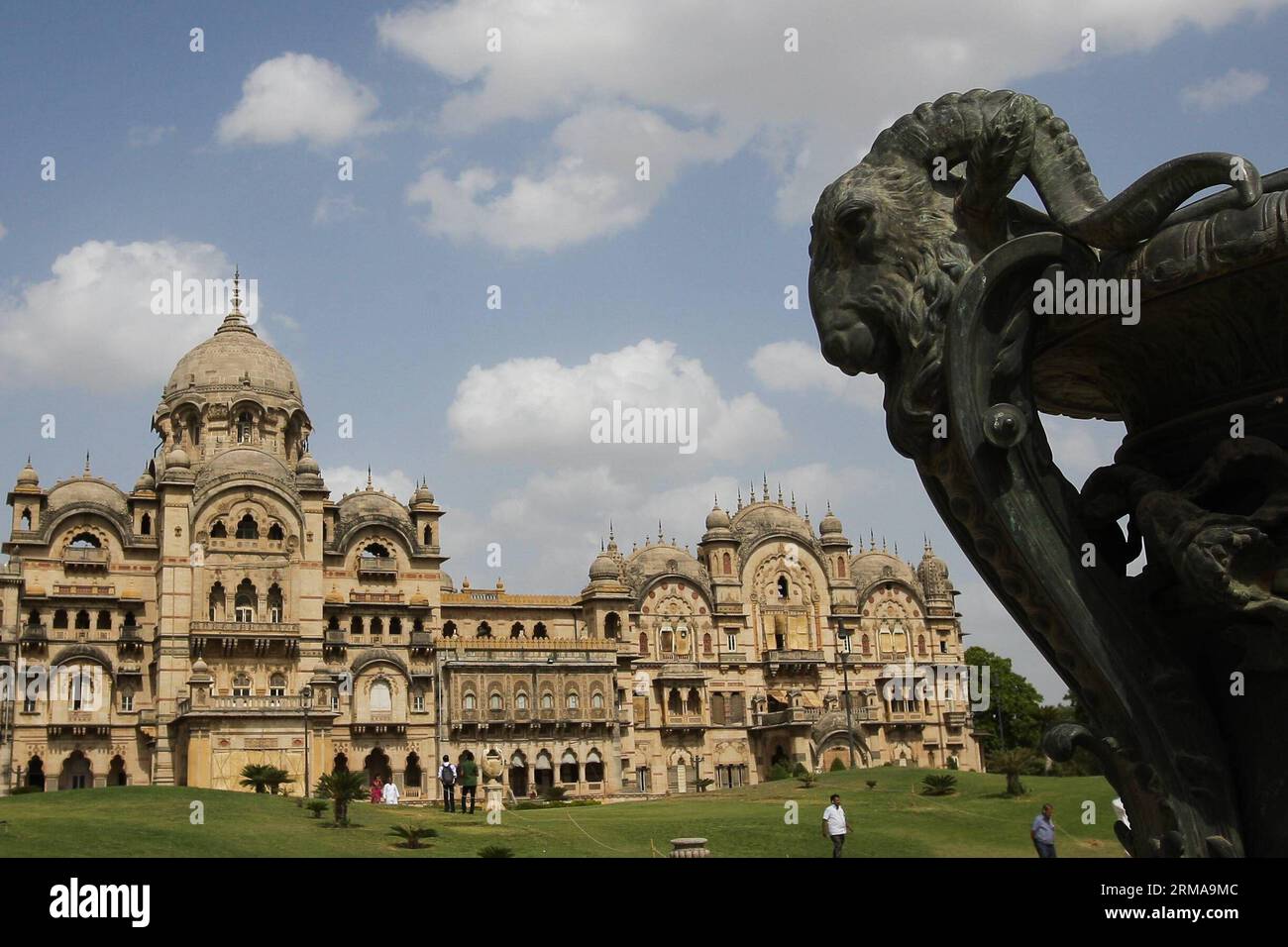 (140626) -- GUJARAT, 26. Juni 2014 (Xinhua) -- Touristen besuchen den Laxmi Vilas Palast in Vadodara, Gujarat von Indien, 26. Juni 2014. Der Laxmi Vilas Palace, die Residenz der königlichen Familie von Vadodara, wurde im 19. Jahrhundert mit einer Mischung aus indo-sarazenischer Kultur erbaut. Als der beeindruckendste Palast aus der Raj-Ära in Gujarat, bietet seine kunstvolle Innenausstattung gut gepflegte Mosaike, Kronleuchter und Kunstwerke. Es wird behauptet, dass es vier Mal so groß war wie der Buckingham Palace. (Xinhua/Zheng Huansong)(bxq) INDIEN-GUJARAT-ARCHITEKTUR PUBLICATIONxNOTxINxCHN Gujarat Juni 26 2014 XINHUA Touristen besuchen das Laxm Stockfoto