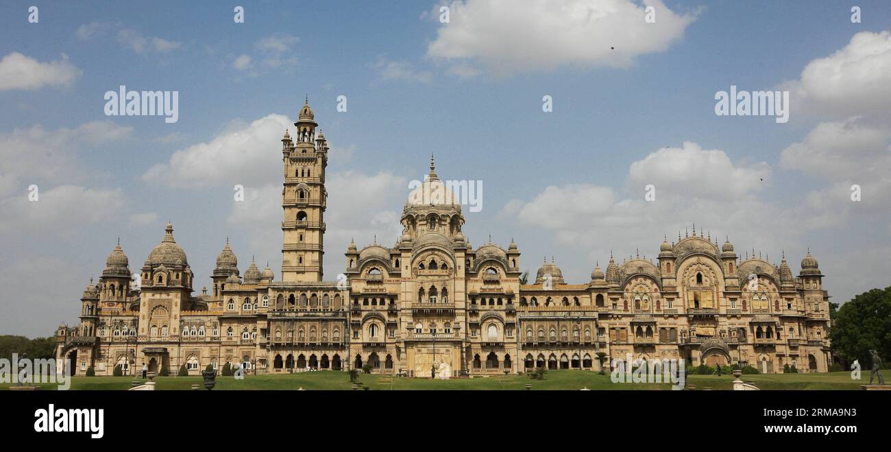 (140626) -- GUJARAT, 26. Juni 2014 (Xinhua) -- Foto aufgenommen am 26. Juni 2014 zeigt Laxmi Vilas Palace in Vadodara, Gujarat von Indien. Der Laxmi Vilas Palace, die Residenz der königlichen Familie von Vadodara, wurde im 19. Jahrhundert mit einer Mischung aus indo-sarazenischer Kultur erbaut. Als der beeindruckendste Palast aus der Raj-Ära in Gujarat, bietet seine kunstvolle Innenausstattung gut gepflegte Mosaike, Kronleuchter und Kunstwerke. Es wird behauptet, dass es vier Mal so groß war wie der Buckingham Palace. (Xinhua/Zheng Huansong)(bxq) INDIEN-GUJARAT-ARCHITEKTUR PUBLICATIONxNOTxINxCHN Gujarat Juni 26 2014 XINHUA Foto aufgenommen AM Juni 26 Stockfoto