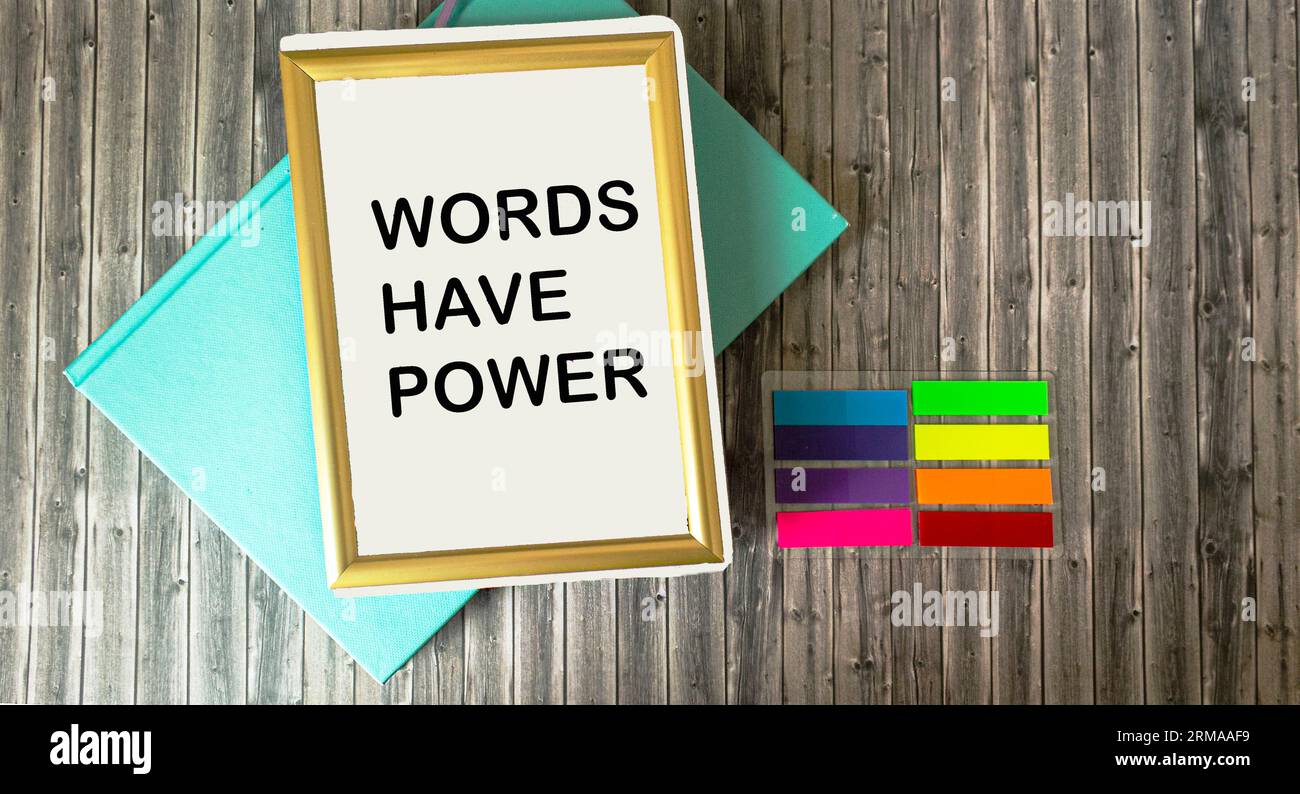 Notizblock in einem Rahmen mit Text die Wörter haben Kraft auf einem hölzernen Hintergrund. Stockfoto