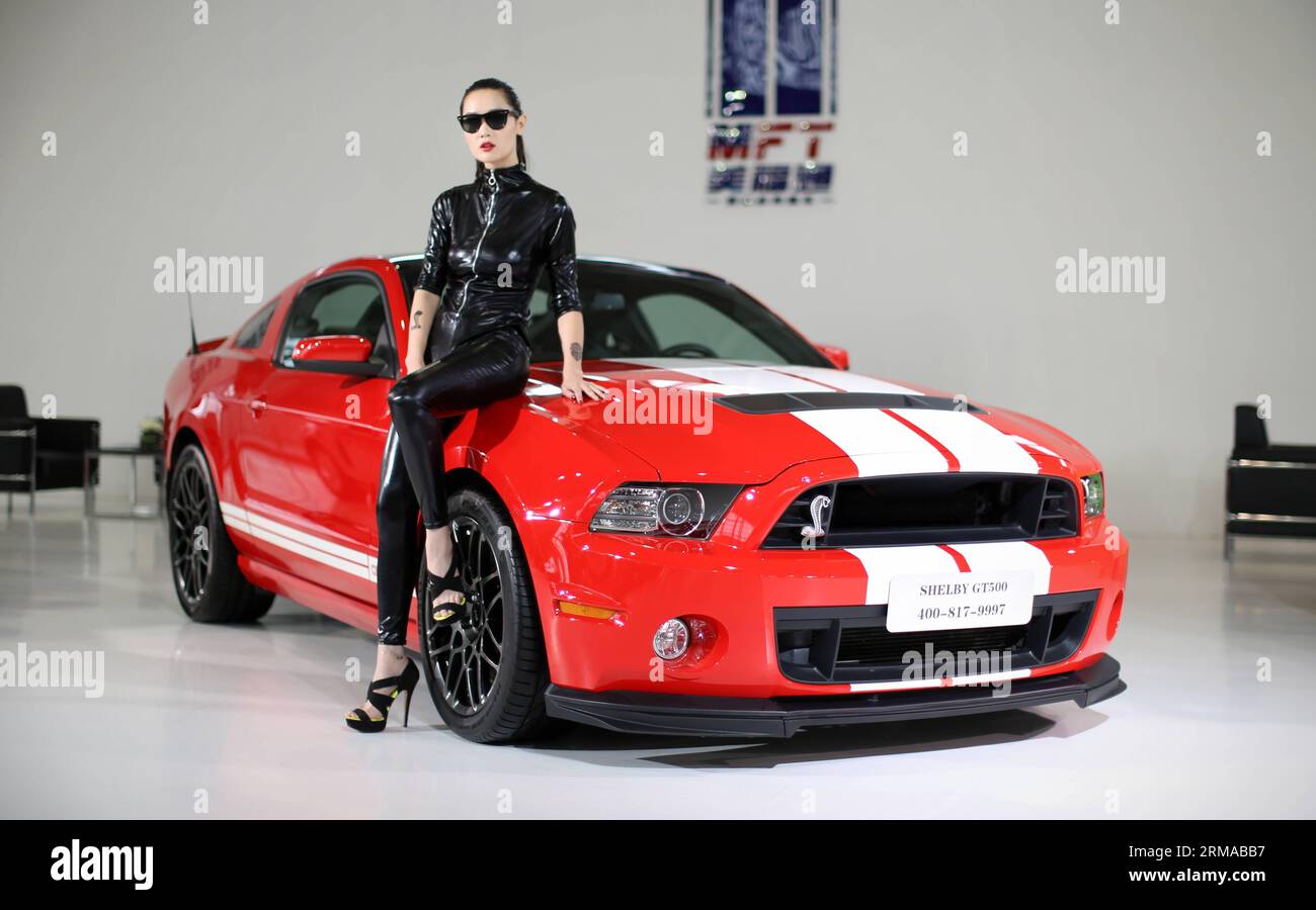 (140630) -- SHENGYANG, 30. Juni 2014 (Xinhua) -- Ein Modell präsentiert ein Ford Mustang Shelby GT500 Coupé auf der China (Shenyang) Auto Industry Expo 2014 in Shenyang, der Hauptstadt der nordöstlichen Provinz Liaoning, am 30. Juni 2014. Die 6-tägige Autoshow endete hier am Montag. (Xinhua/Yao Jianfeng) (hdt) CHINA-SHENYANG-AUTO INDUSTRY-EXPO (CN) PUBLICATIONxNOTxINxCHN Sheng Yang Juni 30 2014 XINHUA A Model präsentiert ein Ford Mustang Shelby GT500 Coupé AUF der China Shenyang Car Industry EXPO 2014 in Shenyang Hauptstadt von Nordostchina S Liaoning Provinz Juni 30 2014 die 6-tägige Autoausstellung endete hier AM Montag XIN Stockfoto