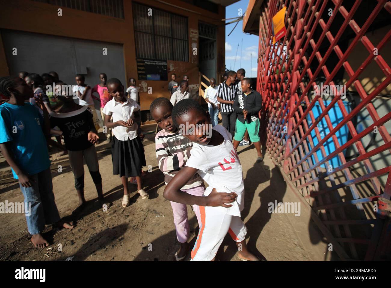 NAIROBI, 29. Juni 2014 -- Schüler posieren für Fotos vor einer Boxschule in Korogocho Slum, Nairobi, Hauptstadt von Kenia, 29. Juni 2014. Die Boxschule mit mehr als einem Hundred Schüler im Alter von 4 bis 20 Jahren wird von der NGO Fight for Peace gegründet. Die Schule nutzt Boxen und Kampfkunst in Verbindung mit Bildung, um das Potenzial junger Menschen zu nutzen und sie von Verbrechen und Gewalt fernzuhalten. Derzeit gibt es Dutzende solcher Boxschulen in den Slums von Nairobi, die von verschiedenen Organisationen gegründet wurden. (Xinhua/Zhou Xiaoxiong) (dzl) KENIA-NAIROBI-SLUMS-BOXSCHULE PUBLICATIONxNOTxINxCHN Nairo Stockfoto