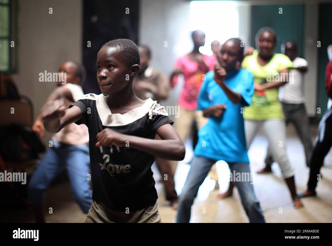 NAIROBI, 29. Juni 2014 -- die Schüler lernen in einer Boxschule in einem Gebäude in Korogocho Slum, Nairobi, Hauptstadt von Kenia, 29. Juni 2014 Boxenkenntnisse. Die Boxschule mit mehr als hundert Schülern im Alter von 4 bis 20 Jahren wird von der NGO Fight for Peace gegründet. Die Schule nutzt Boxen und Kampfkunst in Verbindung mit Bildung, um das Potenzial junger Menschen zu nutzen und sie von Verbrechen und Gewalt fernzuhalten. Derzeit gibt es Dutzende solcher Boxschulen in den Slums von Nairobi, die von verschiedenen Organisationen gegründet wurden. (Xinhua/Zhou Xiaoxiong) (dzl) KENIA-NAIROBI-SLUMS-BOXSCHULE PUBLICATIONxNO Stockfoto