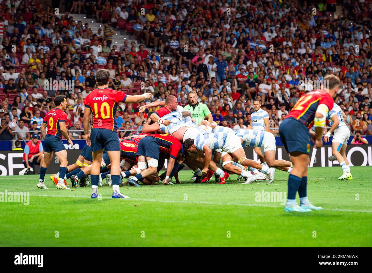 Madrid, Spanien. 26. August 2023. Ein Scrum zwischen den Nationalmannschaften Spaniens und Argentiniens (los Pumas) während des Rugbyspiels im Estadio Civitas Metropolitano am 26. August 2023 in Madrid, Spanien. Credit: Independent Photo Agency/Alamy Live News Stockfoto