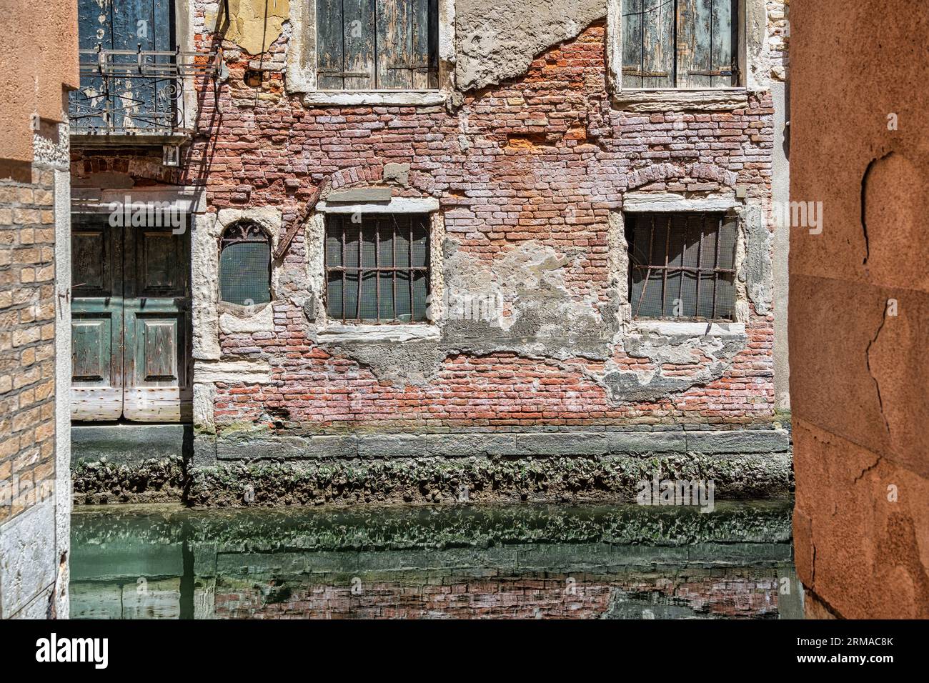 Altes mittelalterliches, abgenutztes Backsteinmauerwerk in Venedig, Italien. Stockfoto