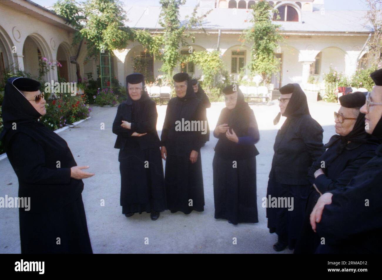 Kloster Vladimiresti, Kreis Galati, Rumänien, 1999. Mutter Veronica (links), die Gründerin des Klosters, spricht mit den Nonnen. Stockfoto