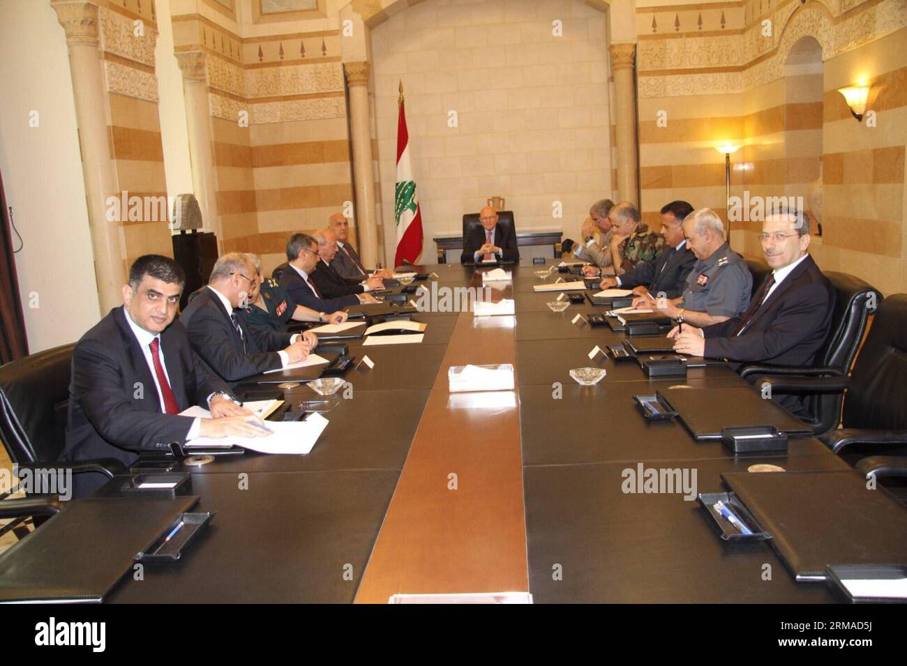 (140702) -- BEIRUT, 2. Juli 2014 (Xinhua) -- der libanesische Premierminister Tammam Salam (C) hält am 2. Juli 2014 in Beirut, Libanon, ein hochrangiges Sicherheitstreffen ab. Der libanesische Verteidigungsminister Samir Mokbel betonte am Mittwoch, dass die Regierung angesichts des Terrorismus nicht nachsichtig sei, und versicherte, dass die Sicherheitslage im Land unter Kontrolle sei. Mokel äußerte sich nach einem hochrangigen Sicherheitstreffen unter der Leitung von Premierminister Tammam Salam. (Xinhua/Dalatinohra) LIBANON-BEIRUT-SICHERHEIT MEEYING PUBLICATIONxNOTxINxCHN Beirut 2. Juli 2014 XINHUA Libanon S Premierminister Tammam Salam C hält Stockfoto