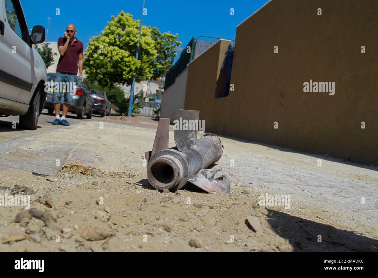 (140703) -- SDEROT (ISRAEL), 3. Juli 2014 (Xinhua) -- Überbleibsel eines neutralisierten Geschosses sind zu sehen, nachdem es am 3. Juli 2014 aus Gaza in Sderot (Israel) abgefeuert wurde. Früher am Donnerstag trafen drei Geschosse Wohngebäude in der israelischen Stadt Sderot, darunter eine Wohnung, die als private Kindergarten dient. Raketen, die über Nacht abgefeuert wurden, schlugen in einigen Teilen der Stadt den Strom aus. Die meisten anderen Geschosse, die am Donnerstag abgefeuert wurden, trafen offene Bereiche und verursachten keine Verletzungen. Zwei Raketen wurden vom israelischen Verteidigungssystem Iron Dome abgefangen und einige fielen kurz und landeten in Gaza. (Xinhua/JINI) Stockfoto