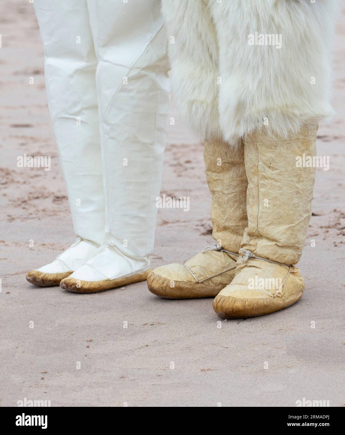 Nordwestgrönland, Baffin Bay. Abgelegene Dorfbewohner in traditioneller grönländischer Kleidung. Die Herrenkleidung umfasst Hosen aus Eisbärenfell und Handma Stockfoto