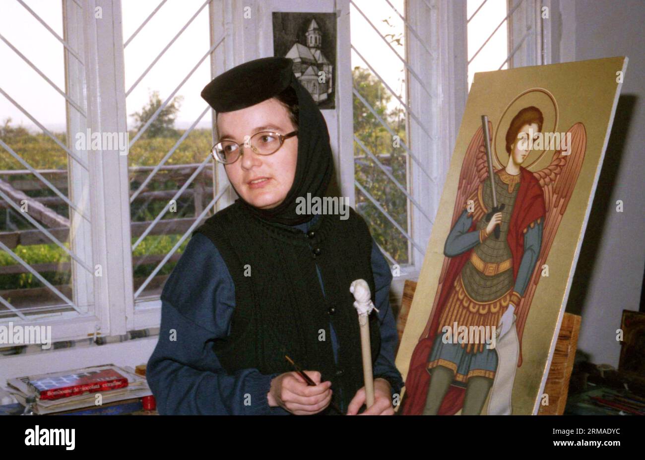 Kloster Vladimiresti, Kreis Galati, Rumänien, 1999. Nonne malte eine Ikone in der Werkstatt. Stockfoto