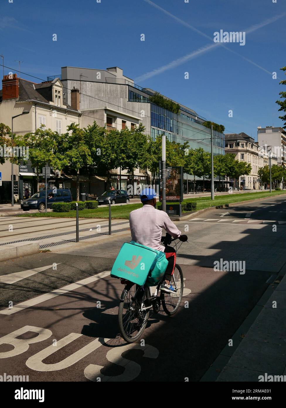 Deliveroo Arbeiter auf einem Fahrrad in Angers, Frankreich Stockfoto