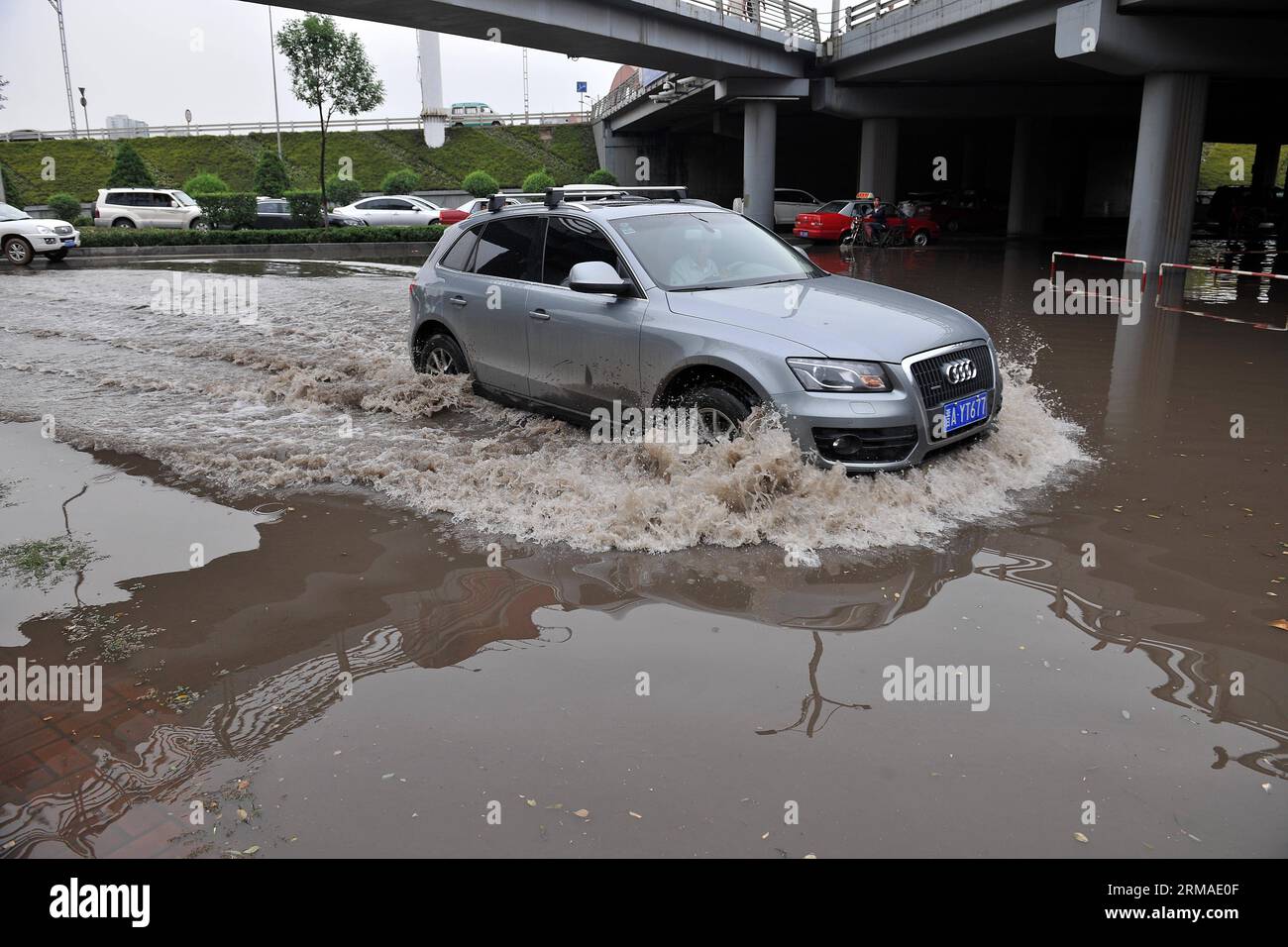 (140704) -- TAIYUAN, July 4, 2014 (Xinhua) -- A car moves on a flooded street in Taiyuan, capital of north China s Shanxi Province, July 4, 2014. Rainstorms hit the city on Friday, flooding streets and causing traffic interruptions. (Xinhua/Zhan Yan) (mp) CHINA-SHANXI-TAIYUAN-RAINSTORM-FLOODS (CN) PUBLICATIONxNOTxINxCHN Taiyuan July 4 2014 XINHUA a Car Moves ON a flooded Street in Taiyuan Capital of North China S Shanxi Province July 4 2014 Rainstorm Hit The City ON Friday flooding Streets and causing Traffic interruptions XINHUA Zhan Yan MP China Shanxi Taiyuan Rainstorm floods CN PUBLICATI Stockfoto