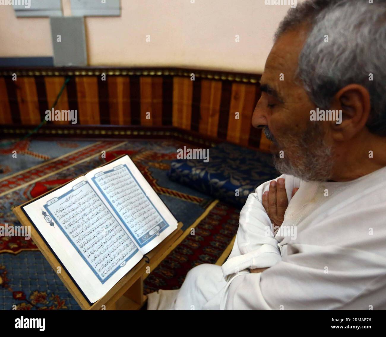 (140704) -- TRIPOLI, 4. Juli 2014(Xinhua) -- Ein libyscher Mann liest Koran in einer Moschee während des heiligen Monats Ramadan in Tripoli, Libyen, am 4. Juli 2014. (Xinhua/Hamza Turkia) LIBYEN-TRIPOLI-RAMADAN-GEBET PUBLICATIONxNOTxINxCHN Tripoli 4. Juli 2014 XINHUA ein libyscher Mann liest Koran in einer Moschee während des muslimischen Heiligen Monats Ramadan in Tripoli Libyen AM 4. Juli 2014 XINHUA Hamza TURKIA Libya Tripoli Ramadan Prayer PUNOBLATxCHN Stockfoto