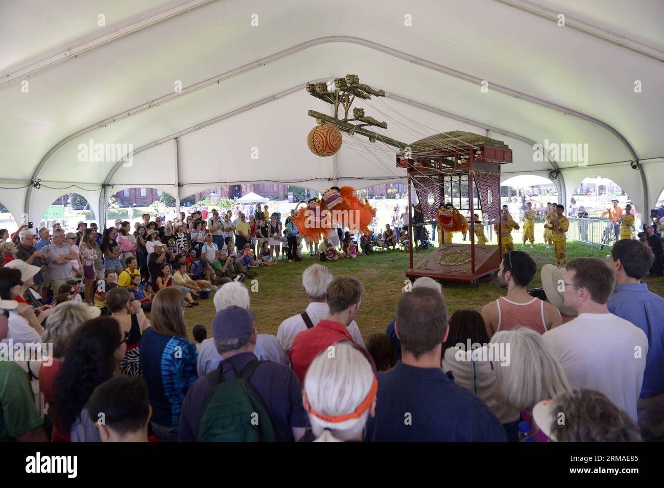 (140704) -- WASHINGTON D.C., 4. Juli 2014 (Xinhua) -- die Leute sehen die Aufführung von Dragon Lion Cart während des 48. Smithsonian Folklife Festivals in Washington D.C., der Hauptstadt der Vereinigten Staaten, am 4. Juli 2014. (Xinhua/Yin Bogu) U.S.-WASHINGTON D.C.-FOLKLIFE FESTIVAL-CHINA PUBLICATIONxNOTxINxCHN Washington D C 4. Juli 2014 XINHUA Prominente Sehen Sie sich die Performance von Dragon Lion Cart während des 48. Smithsonian Folk Life Festivals in Washington D C Hauptstadt der Vereinigten Staaten 4. Juli 2014 XINHUA Yin Bogu U S Washington D C Folk Life Festival China an PUBLICATIONxNOTxINxCHN Stockfoto