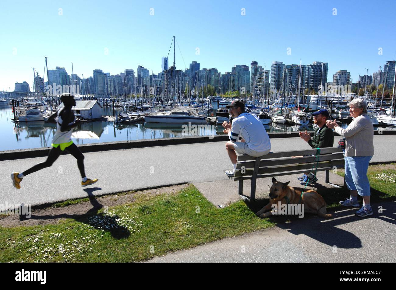 Die Leute genießen sonnigen Tag im Stanley Park, mit Coal Harbour im Hintergrund, in Vancouver, Kanada, 4. Juli 2014. Vancouver ist laut der jährlich stattfindenden World's Best Awards Leserumfrage des renommierten Reisemagazins Travel + Leisure offiziell Kanadas beliebtestes Reiseziel. Die Leser bewerteten Städte anhand von fünf Merkmalen: Sehenswürdigkeiten/Sehenswürdigkeiten, Kultur/Kunst, Restaurants/Essen, Menschen und Wert. (Xinhua/Sergei Bachlakov) KANADA-VANCOUVER-REISEZIEL PUBLICATIONxNOTxINxCHN Prominente Genießen Sie den sonnigen Tag IM Stanley Park mit dem Coal Harbour-Gebiet im Hintergrund in Vancouver Kanada 4. Juli 2014 Vanc Stockfoto