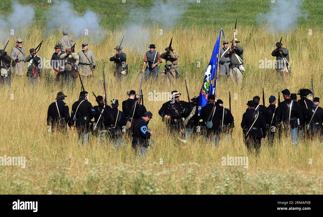 (140706) -- GETTYSBURG, 5. Juli 2014 (Xinhua) -- Menschen, die als föderale und konföderierte Streitkräfte nachgestellt wurden, werden am zweiten Tag der Nachstellungen zum 151. Jahrestag der Schlacht im US-Bürgerkrieg in Gettysburg, Pennsylvania, den Vereinigten Staaten, am 5. Juli 2014 gesehen. (Xinhua/Cheng Li) U.S.-GETTYSBURG-CIVIL WAR-REENACTMENT PUBLICATIONxNOTxINxCHN Gettysburg 5. Juli 2014 XINHUA-Prominente als Federal and Confederate Forces sind Seen während des zweiten Tages der Reenactment-Aktivitäten zum Jahrestag des US-BÜRGERKRIEGS war Battle in Gettysburg, Pennsylvania, USA Stockfoto